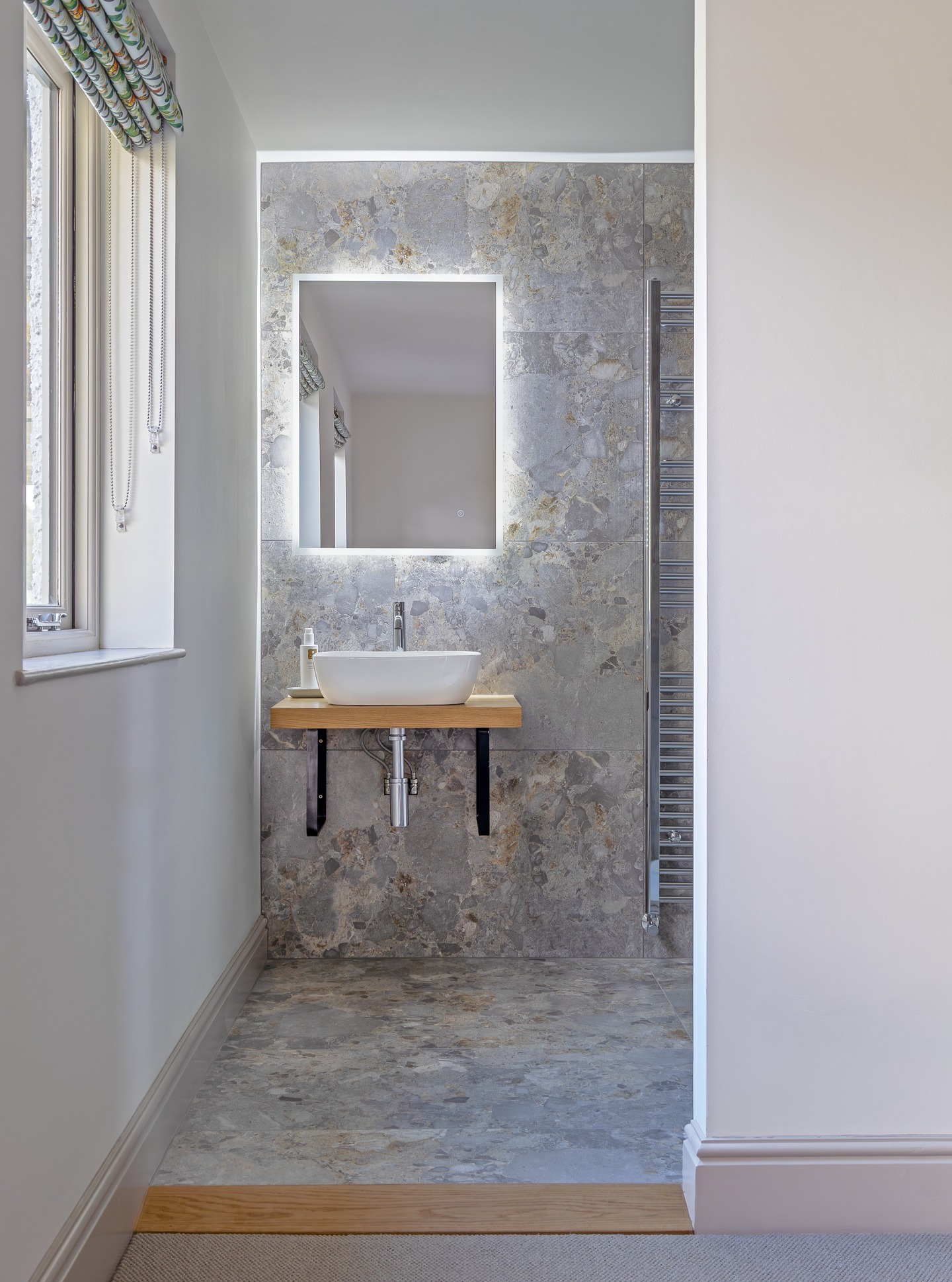 This chunky, bespoke oak shelf was made for each of our client’s newly appointed bathrooms – full of warmth and character we wanted to ensure everything tied together so we crafted the oak tread linking the bathroom to the bedroom to match.
Matching tones and grain so our carpentry worked perfectly with the stonework was a delight. Warm wood, cool stone… a match made in bathroom heaven!
📷: @lloughton_photography
📩 DM us or email: contact@borgwoodworkdesigns.com
.
.
.
.
.
#Woodwork #WoodworkingCommunity #WoodworkingDesign #WoodArt #Handcrafted #HandmadeDesign #ShopSmall #SupportSmallBusiness #bathroom #bathrooms #TimberCraft #woodenbathroom #ModernWoodwork #woodensink #homerenovation #homeimprovement #interiordesign #homedesign #restoration #heritage #renovationuk #builtins #carpentry #furniturerestoration #pianorenovation #craftsmanship #stairs #mahogony