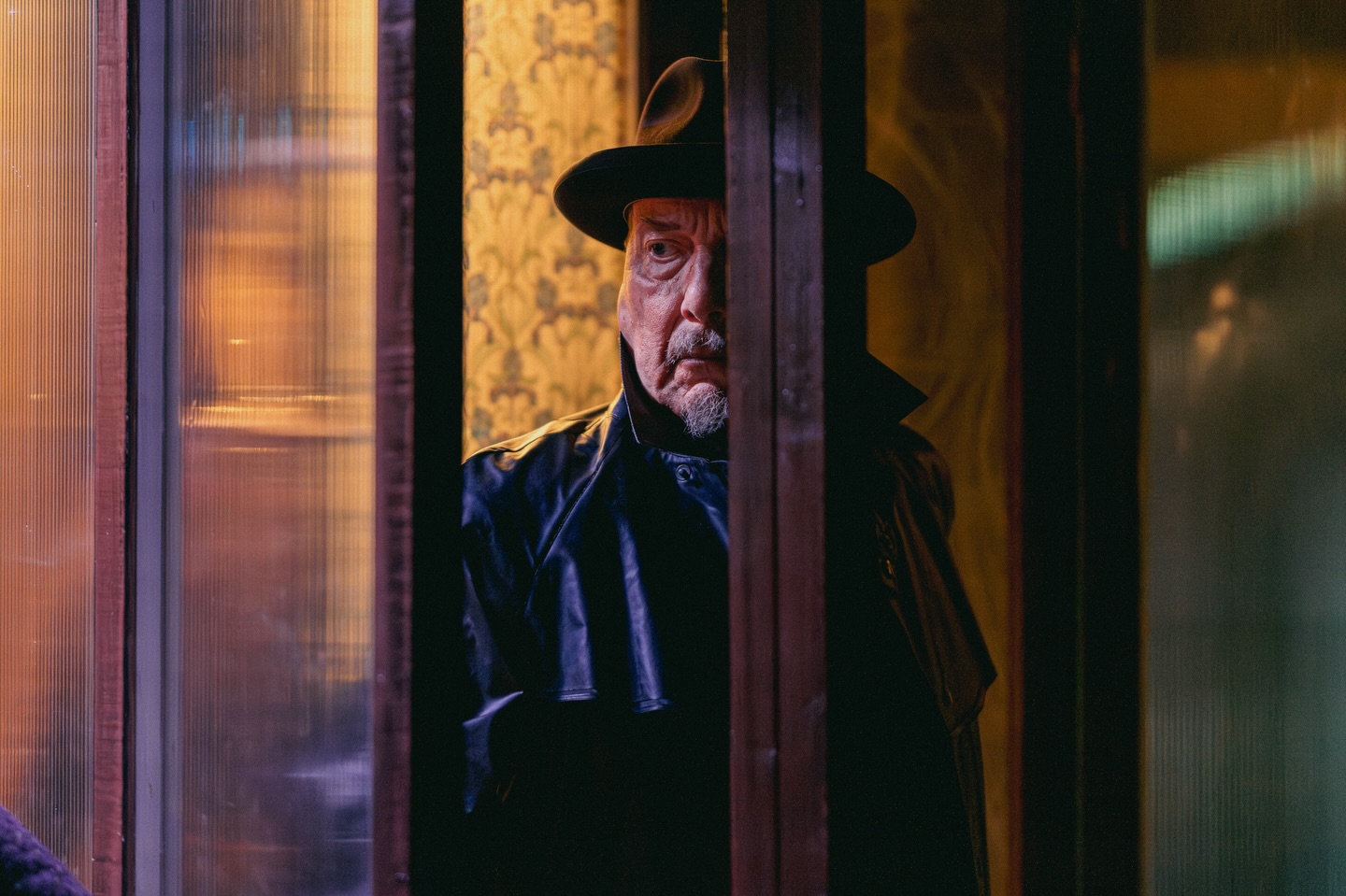 Idän pikajunan arvoituksen esitykset jatkuvat tänään Järvenpään kellariteatterissa.
Kevään esitykset on loppuunmyyty. Peruutuspaikkoja voi tiedustella ovilipunmyynnistä, tuntia ennen esitystä.
Suuren kysynnän vuoksi Idän pikajuna nähdään Järvenpään kellariteatterissa vielä syksyllä 2026.
Liput syksyn esityksiin on nyt myynnissä.
https://www.lippu.fi/eventseries/3899193
Syksyn esityspäivät ovat:
to 12.11. klo 18.30
pe 13.11. klo 18.30
la 14.11. klo 17.00
to 19.11. klo 18.30
pe 20.11. klo 18.30
la 21.11. klo 17.00
su 22.11. klo 15.00
pe 27.11. klo 18.30
la 28.11. klo 17.00
su 29.11. klo 15.00
to 3.12. klo 18.30
pe 4.12. klo 18.30
to 10.12. klo 18.30
pe 11.12. klo 18.30
la 12.12. klo 17.00
Tervetuloa Järvenpään teatteriin!
#idänpikajunanarvoitus #agathachristie #järvenpäänteatteri #teatteri #tervetuloa
Kuva: Alex Fränti