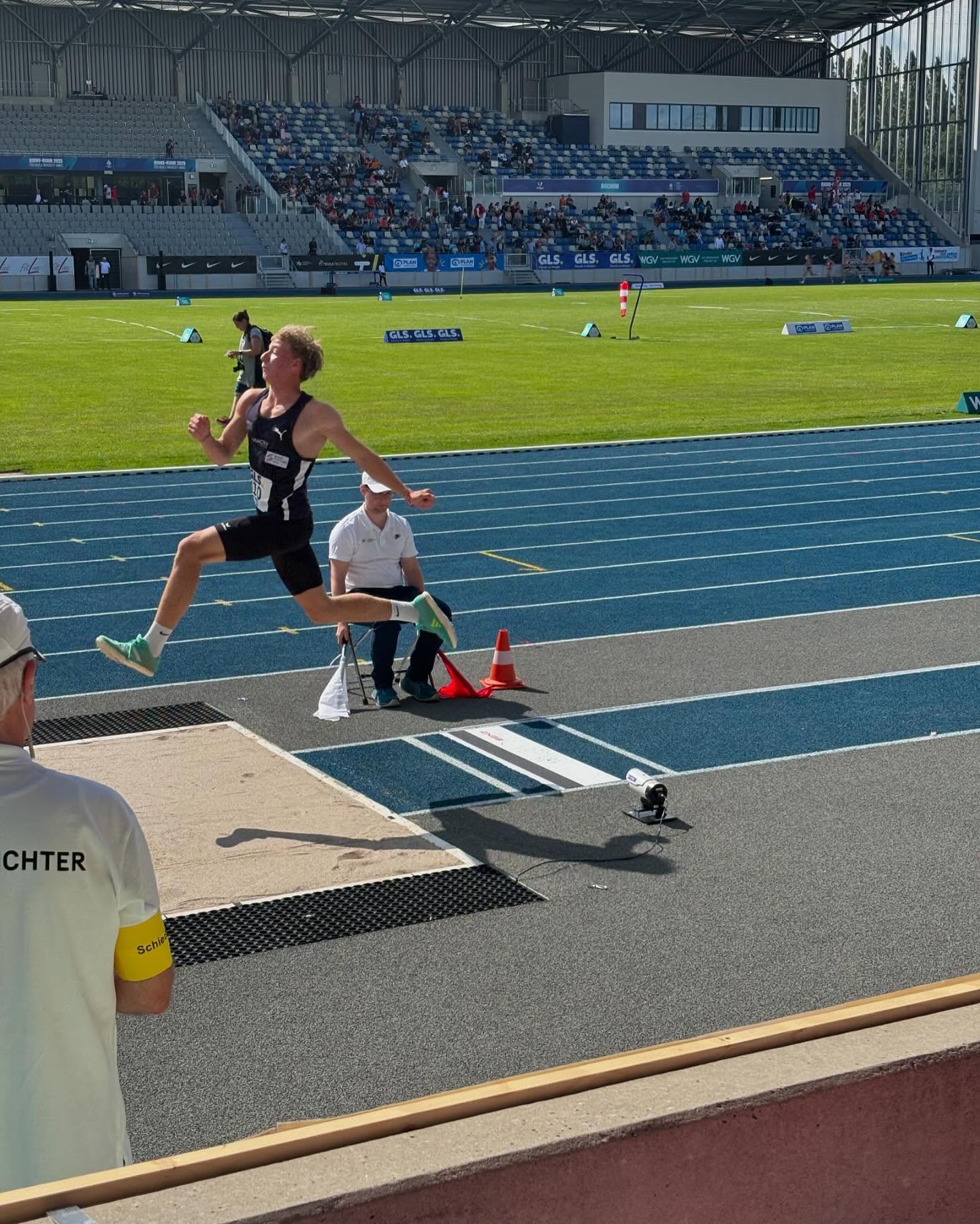 Jump & Fly Wettkampf | Dortmund
Phil Janitz zeigte einen erfolgreicher Start in beiden Disziplinen.:
⚡ 60 m Sprint: 7,13 s – PB
🦘 Weitsprung: 6,86 m – PB
Zwei Disziplinen, zwei Starts, zwei neue Bestleistungen! 💪👏
Starke Performance und ein weiterer Schritt nach vorne
#fasterhigherfurthertogether #jumpandfly #dortmund #germanyathletics