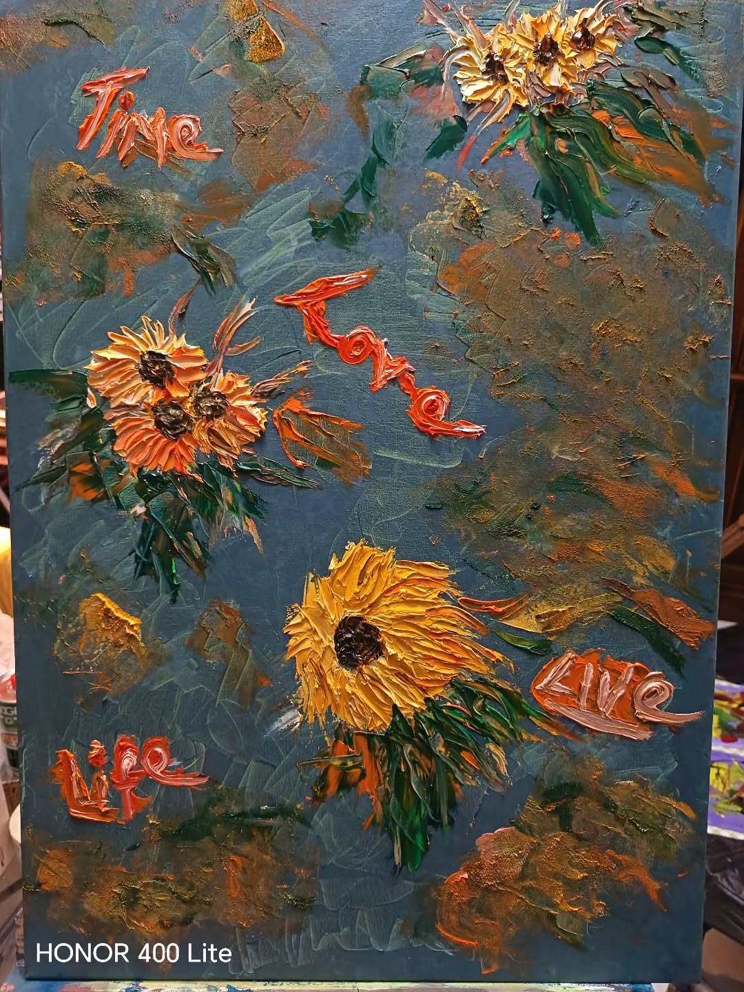 🌻 MANIFESTO DELLA RESILIENZA: Tra Tempo e Amore 🌻
Quest'opera nasce come un'esplosione di espressionismo materico, dove la pittura smette di essere immagine per farsi corpo, rilievo e sostanza. Non è solo un dipinto, ma un'esperienza tattile che trasforma le emozioni in sculture cromatiche.
🎨 La Tecnica: Scolpire la Luce
Il cuore del lavoro risiede nell'uso generoso della spatola. L'impasto scultoreo crea ombre reali sulla tela, dando vita a girasoli che sembrano voler uscire dai confini dello spazio pittorico. Il contrasto tra il fondo verde petrolio profondo e le pennellate vibranti di arancio e giallo ocra simboleggia la lotta eterna tra l'oscurità del caos e la forza della luce.
📜 Le Parole: Ancore di Senso
Quattro pilastri semantici guidano lo sguardo, creando un ponte tra astrazione e realtà:
* TIME: La consapevolezza della caducità che scorre in alto.
* LOVE: Al centro di tutto, come un ponte necessario che dà equilibrio al disordine.
* LIFE & LIVE: Le radici del dipinto, un imperativo che ci ricorda di restare ancorati alla vitalità.
🌿 L'Evoluzione: Il Ritorno alla Terra
Negli ultimi tocchi, l'aggiunta di verdi profondi e sfumature dorate ha dato una nuova "terra" ai fiori. Il girasole centrale, ora circondato da fogliame scuro, non è più un elemento isolato ma un simbolo di resilienza radicata, capace di splendere con intensità neon proprio perché immerso nell'ombra.
Un inno alla vita che non si arrende. Un promemoria visivo che ci invita a trovare l'amore nel tempo e la luce nel caos.
#ArteContemporanea #EspressionismoMaterico #ImpastoPainting #ArtLovers #Resilienza #Girasoli #ContemporaryArt #ArtCritic #PitturaASpatola