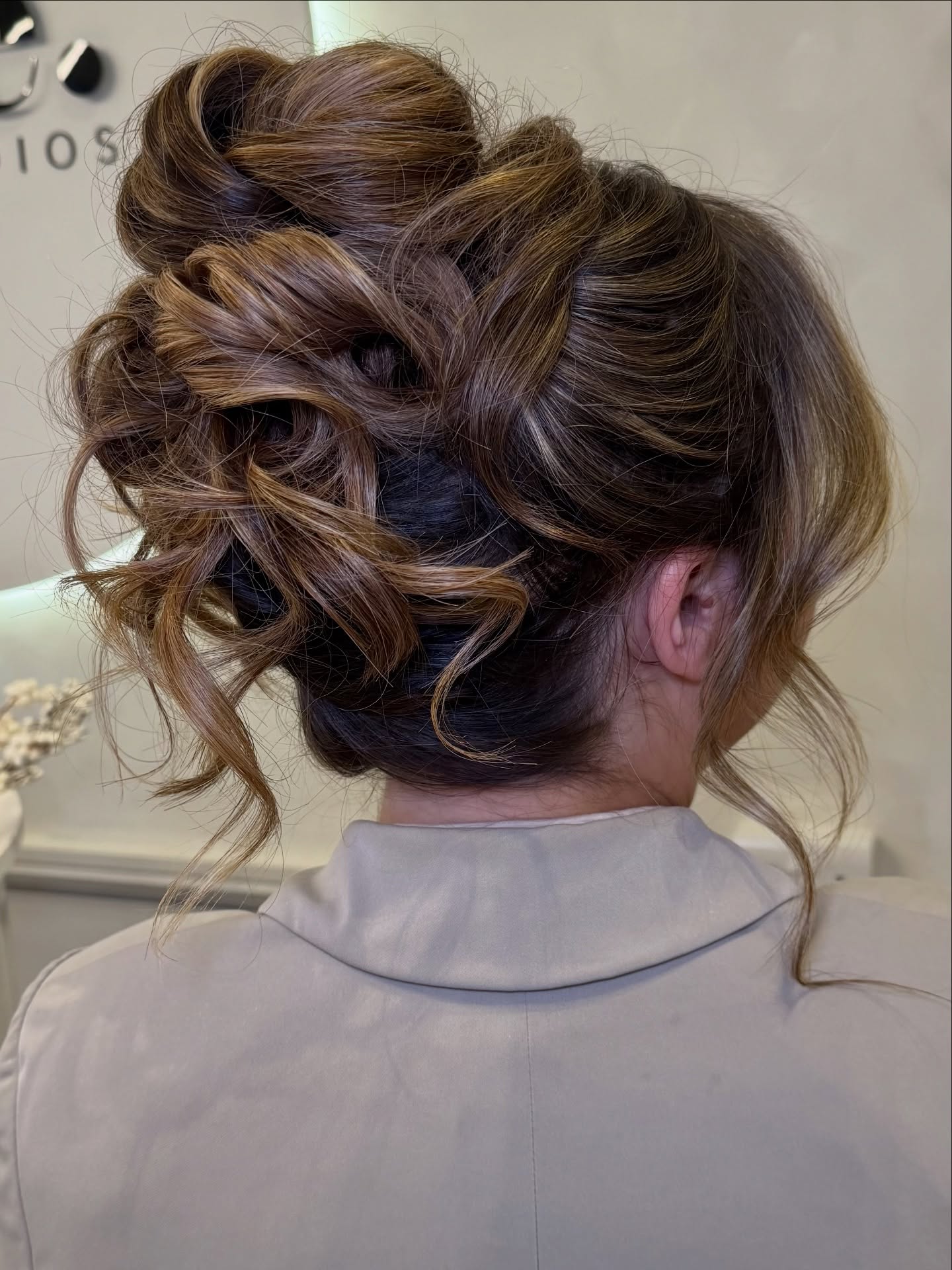 High Effortless Bun 💫
Understated, elevated and timeless. A style for modern brides and bridesmaids heading into the 2026 wedding season ✨
Let me know if you LOVE this look 💖
.
.
.
#2026bride #bridetobe #weddinghairtrends #bridalinspo #hairinspo