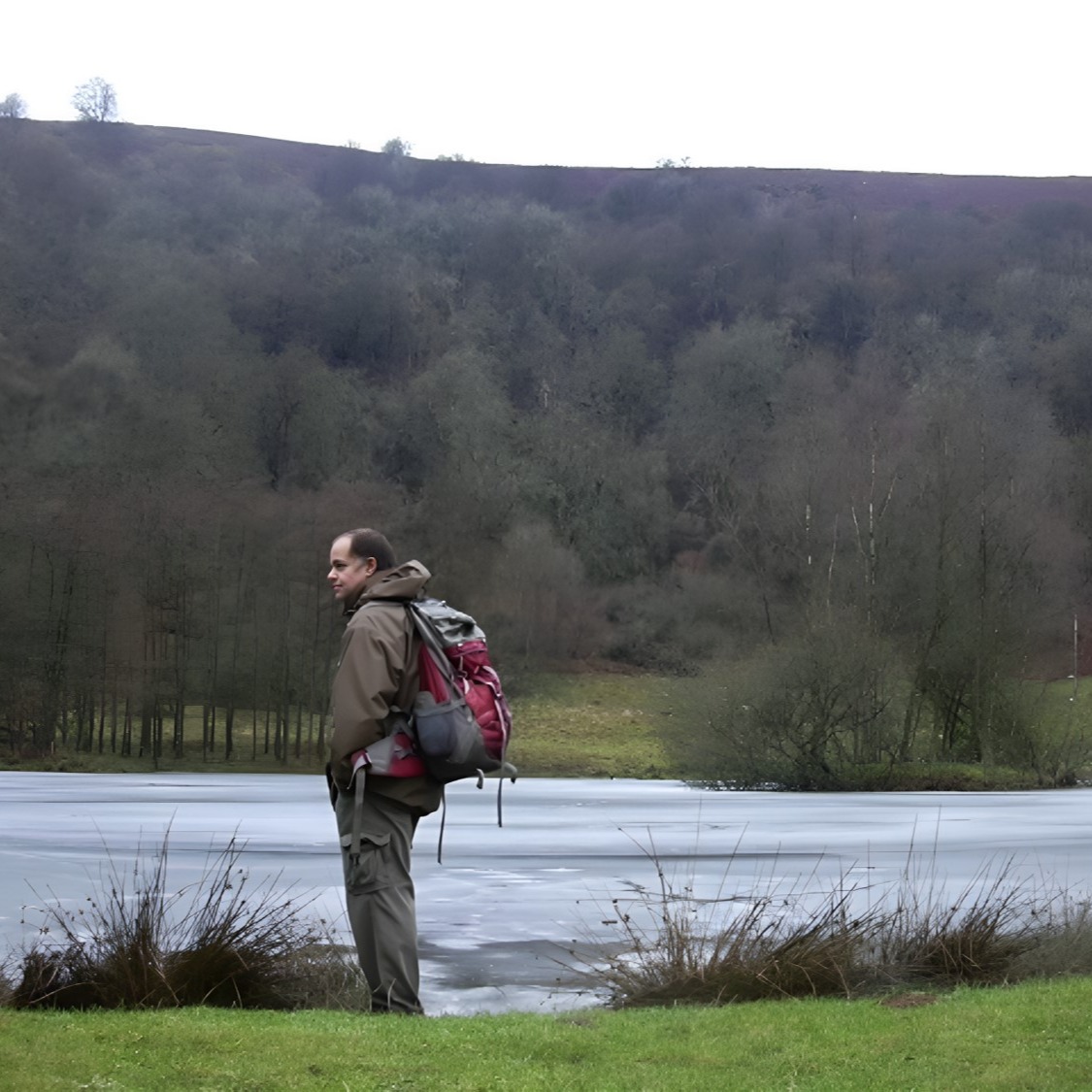 January next to a frozen Punchbowl at the base of the Blorenge near Abergavenny. This is a dramatic space to the east of Keepers Pond. Many don't get to discover it. #punchbowl #blorenge #blorengemountain #wakingwales #waleswalking #monmouthsire #hikingwales #ramble #winterwalk #ukwinter #wintervibes❄️