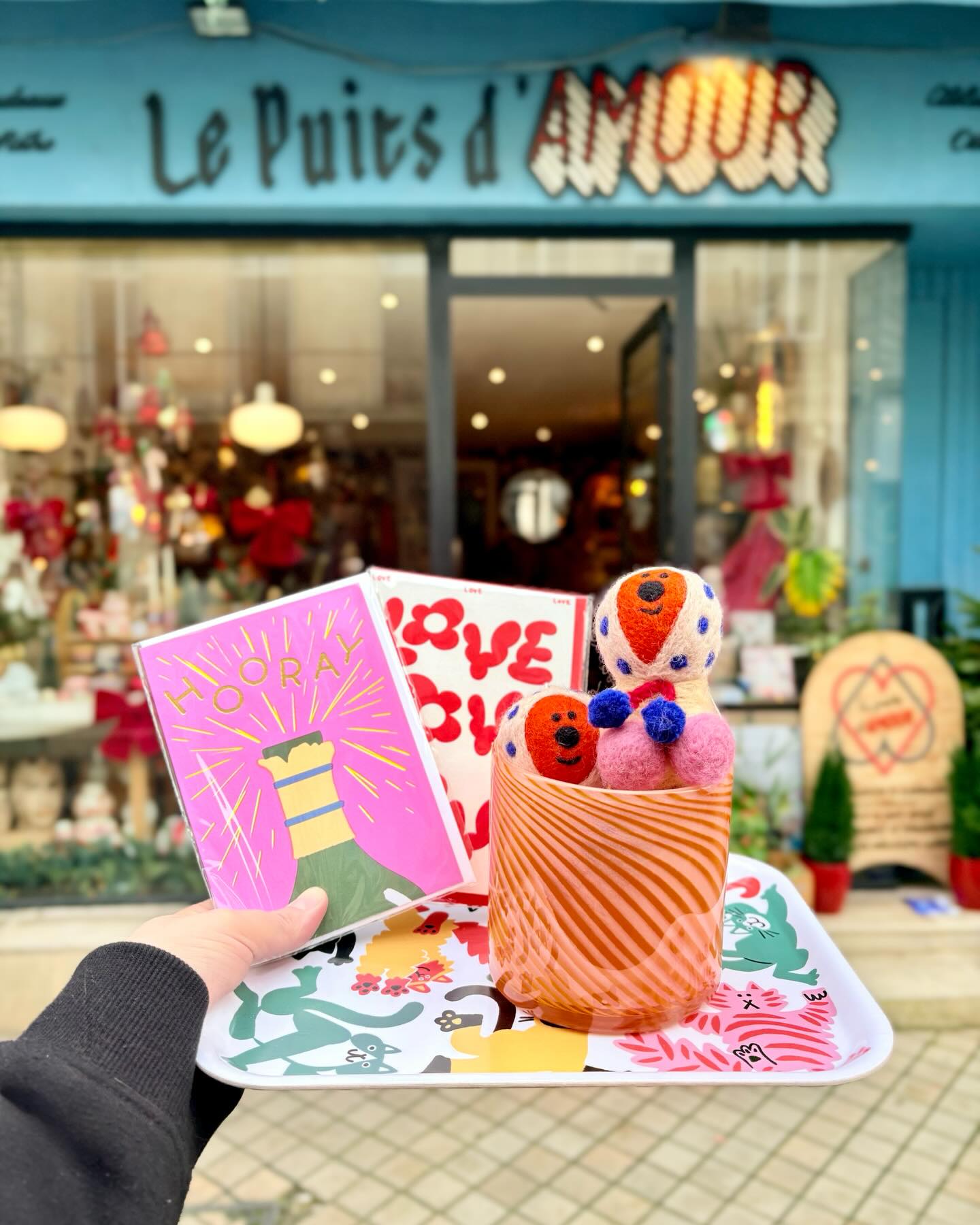 💛 Des couleurs qui donnent la pêche 🍑 et envie d’écrire !
Nous avons reçu de nouvelles cartes postales, plateaux et objets ultra cool de la marque anglaise @wrap_magazine 💌
Une maison d’édition joyeuse et pointue qui rassemble une incroyable communauté d’illustrateurs et d’artistes du monde entier.
Ici, l’illustration contemporaine se décline sur de beaux objets du quotidien, colorés, graphiques et pleins de personnalité.
À offrir, à collectionner, à afficher… ou juste pour se faire plaisir 🎨💞
📍 Le Puits d’Amour
113 rue Fondaudège – Bordeaux, Quartier Jardin Public
🚋 Tram D Fondaudège Museum
🕰️ du lundi au samedi 11h–19h
📸 @wrap_magazine