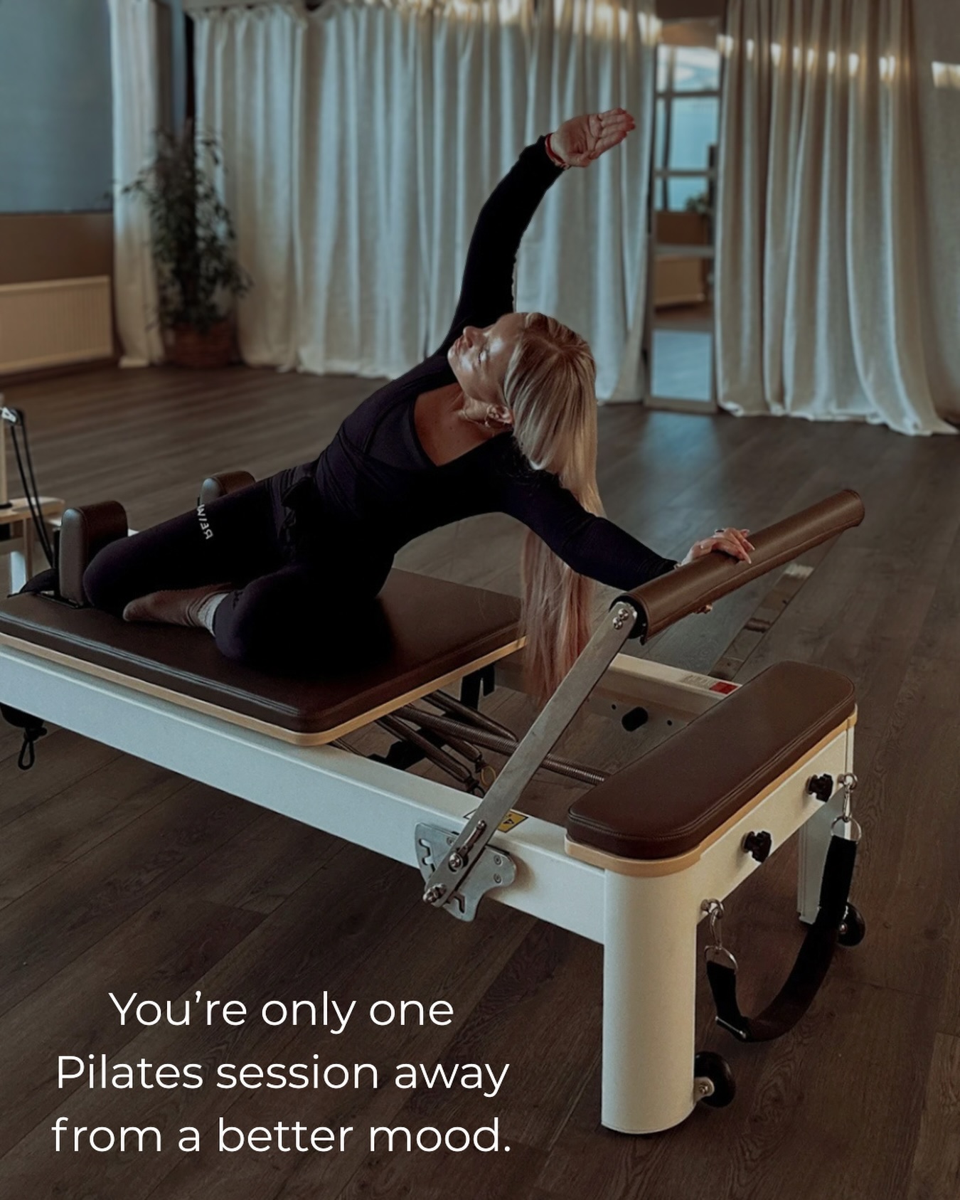 EN 🇬🇧
You’re only one Pilates session away from a better mood.
Join our Reformer classes and feel stronger, lighter, and more connected to your body — one movement at a time.
NO 🇳🇴
Du er bare én Pilates-time unna bedre humør.
Bli med på våre Reformer-timer og kjenn deg sterkere, lettere og mer i kontakt med kroppen din – én bevegelse av gangen.