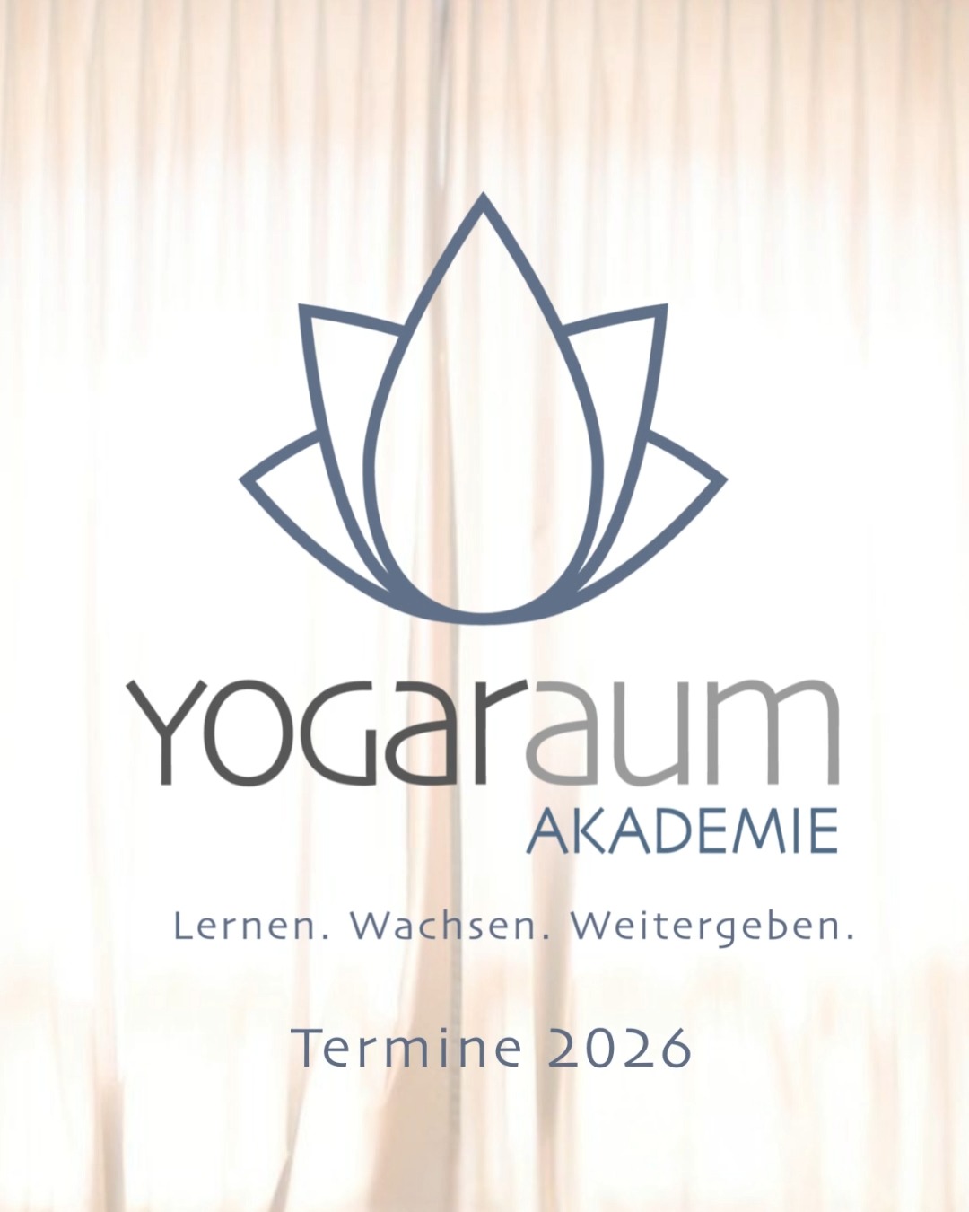 👩🎓Yogaraum Akademie | Aus- & Weiterbildungen
👉Im Yogaraum Ravensburg ist Yoga mehr als Asana-Praxis.
🙏Mit der Yogaraum Akademie öffnen wir einen Raum für fundierte, praxisnahe Aus- und Weiterbildungen – getragen von Erfahrung, Tiefe und echter Begeisterung für Yoga in all seinen Facetten.
📖Ob du tiefer in deine eigene Praxis eintauchen möchtest oder den Wunsch hast, Yoga professionell zu unterrichten: Hier findest du Ausbildungen, die Wissen verkörpern – nicht nur vermitteln.
👉Termine 2026👈
🎓 200 hrs Yoga Teacher Training (RYT200)
📅 Start: 19. September 2026. Eine ganzheitliche Ausbildung für alle, die Yoga verstehen, leben und authentisch weitergeben möchten.
🤍 Pre- & Postnatal Yoga | 50 UE
📅 17.–19. April & 9.–10. Mai 2026
Praxisorientierte Weiterbildung für YogalehrerInnen, die Yoga in Schwangerschaft & Rückbildung sicher unterrichten möchten. Mit Yogaraum-Gründerin Ina Bubik & Hebamme Julia Wiedemann.
🌀 Anusara® Yoga Immersions
📅 Start: 19. März 2026
Das erste Ausbildungsmodul im Anusara® Yoga – offen für Lehrende und Übende, die tiefer eintauchen möchten. Mit Nicole Konrad.
🦴 Funktionelle Anatomie
📅 12.–14. Juni 2026
Drei intensive Tage für Yogalehrende & Körperinteressierte zur Vertiefung von Anatomie & universellen Bewegungsprinzipien. Mit Anatomie-Expertin Nora Ndrenika.
🌙 Yin Yoga | 50 UE
📅 2.–4.10. & 13.–15.11. 2026
Für alle YogalehrerInnen, die fundiert Yin Yoga unterrichten möchten. Mit Yin-Expertin Marion Reck.
🌬 Atemarbeit & Pranayama
📅 5.–6. Dezember 2026
Zweitägige Immersion in die bewusste Arbeit mit dem Atem & die Kunst des Pranayama. Mit Ina Bubik, Yogaraum-Gründerin & Atemcoach.
👉 Mehr Infos zu den einzelnen Ausbildungen findest du auf unserer Homepage. Link in Bio👆.
#yogaraumakademie #yogaausbildung #yogalehrerinnenausbildung
#yogafortbildung #achtsamlernen #yogawissen #anusarayoga #yinyogaausbildung #pranayama #funktionelleanatomie #prenatalyoga
#postnatalyoga #yogaberuf #yogaraumravensburg #yogaleben
