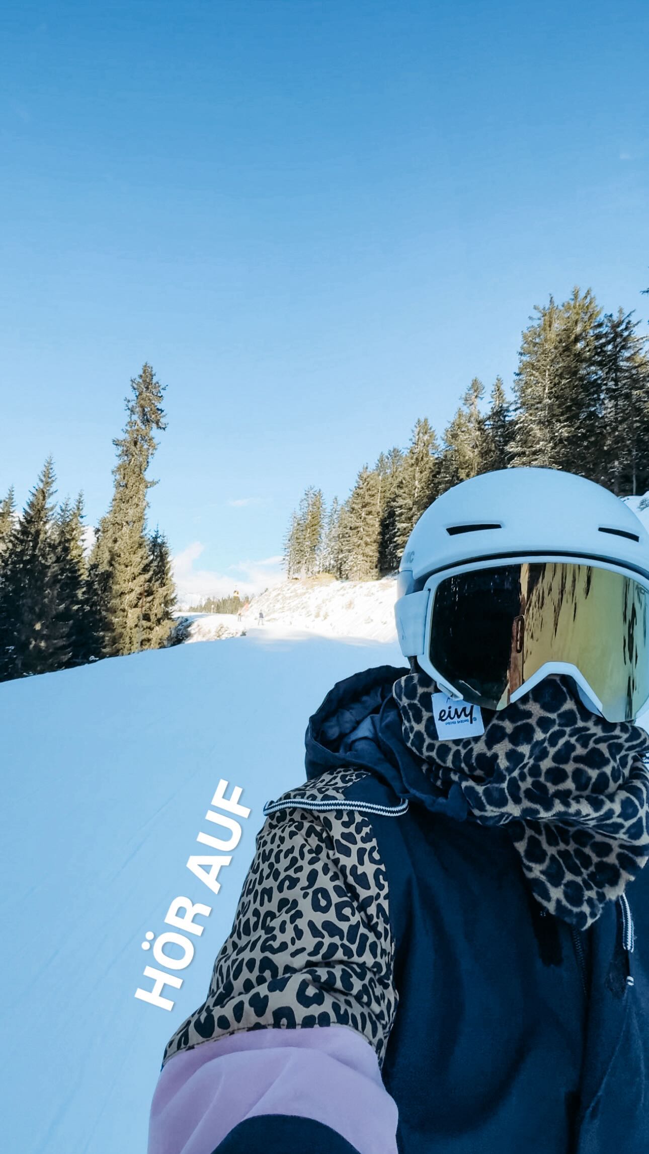 Es fiel mir früher nicht leicht groß zu träumen, das Positive zu sehen oder sogar für mich hinter allem eine Chance zu erkennen. Doch ich habe gelernt, mich nicht mehr an dem aufzuhängen, was schief läuft. Nicht mehr jedes kleine Stolpern größer zu machen, als es tatsächlich ist.
Stattdessen frage ich mich:
Was trägt mich gerade?
Was läuft gut – für mich?
Was kann ich daraus für mich mitnehmen?
Daran halte ich mich fest.
Daran richte ich mich aus.
Der Rest darf gehen.
Denn nicht alles verdient meine Energie.
Wenn wir aufhören, uns in Kleinigkeiten zu verlieren,
öffnet sich der Blick für das große Ganze. Da ist so viel mehr. Und wir müssen Fehler machen, müssen stolpern, damit wir lernen und wachsen. Ja, manchmal erkennen wir es nicht sofort, aber du weißt nie, wohin dich welcher Weg führt.
Und vielleicht gehst du deinen Weg einfach mal mit dem Gedanken „am Ende wird alles gut. Und wenn es noch nicht gut ist, dann ist es auch nicht das Ende!“
Das Leben ist immer für dich.
Es fließt trotzdem - oder gerade deshalb - immer weiter.
Sanft. Wahr. In deinem Tempo.
________________
Ich bin Denise. Yogalehrerin und Business Mentorin.
Ich bin für Perspektivwechsel. Für mehr Fühlen. Mehr Sein. Mehr in die eigene Kraft kommen. Ich freue mich, wenn du hier bleibst und wir gemeinsam dieses verrückte Leben neu entdecken gehen - mit all seinen Facetten, Träumen und Marmeladenglasmomenten 💫
Folge mir @denise.madeleine.mueller