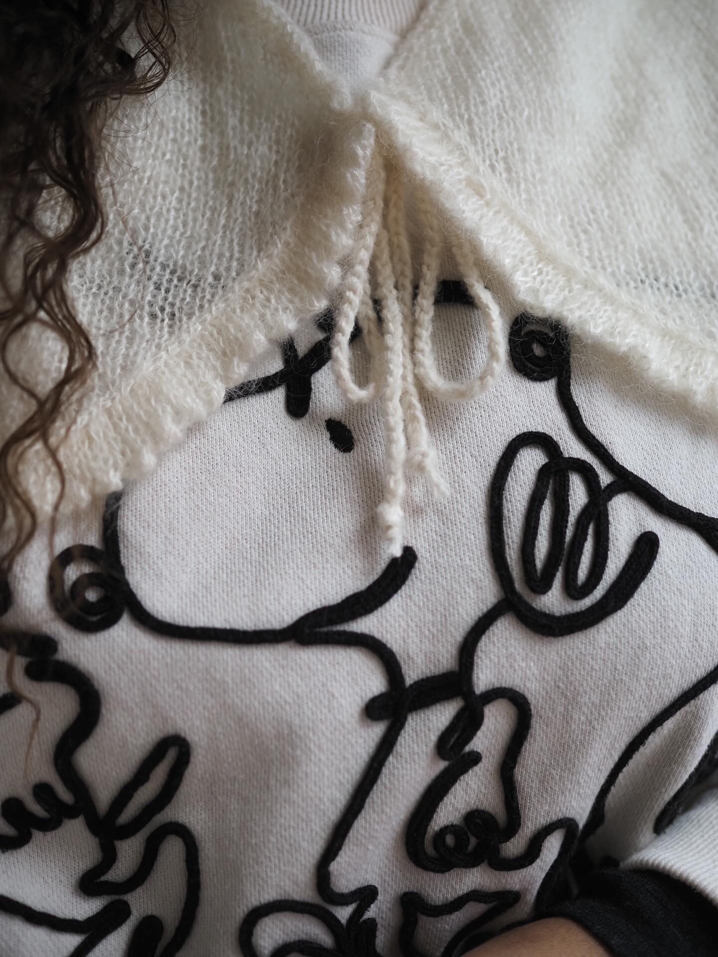 Est-ce que la nouvelle collection Sezane & seanewyork que j’ai vu ce matin m’a donné envie de ressortir mon petit col BISOU ? Tout à fait. ❤️ Ça m’a même motivé à faire ce truc que je voulais faire depuis des mois : ajouter un lien à la place du petit fermoir. J’ai donc juste fait une chaînette au crochet et voilà 💋
🛷 Retrouvez La Fiche tricot en 4 tailles en français et en anglais sur Ravelry et www.AtelierEmilie.com
Fils . @drailleslaines
___________________________________
#atelieremiliedesigns #bisoubyae
Tricot Knit knitting