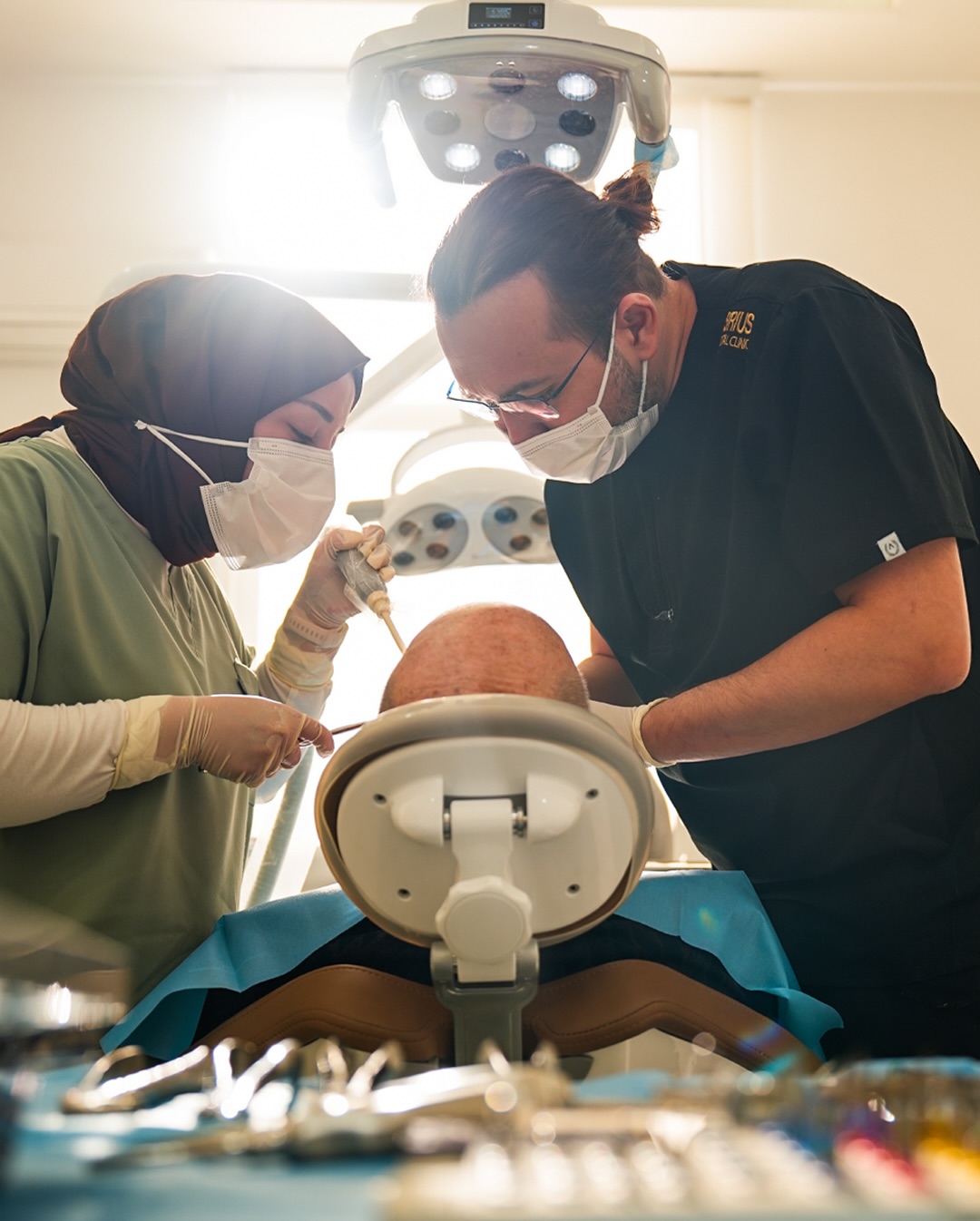 Calm. Clear. Meticulous.
For our international patients, every step is carefully planned, every detail clearly explained.
A professional approach built on trust, precision, and experience.
Sirius Dental | International patient care