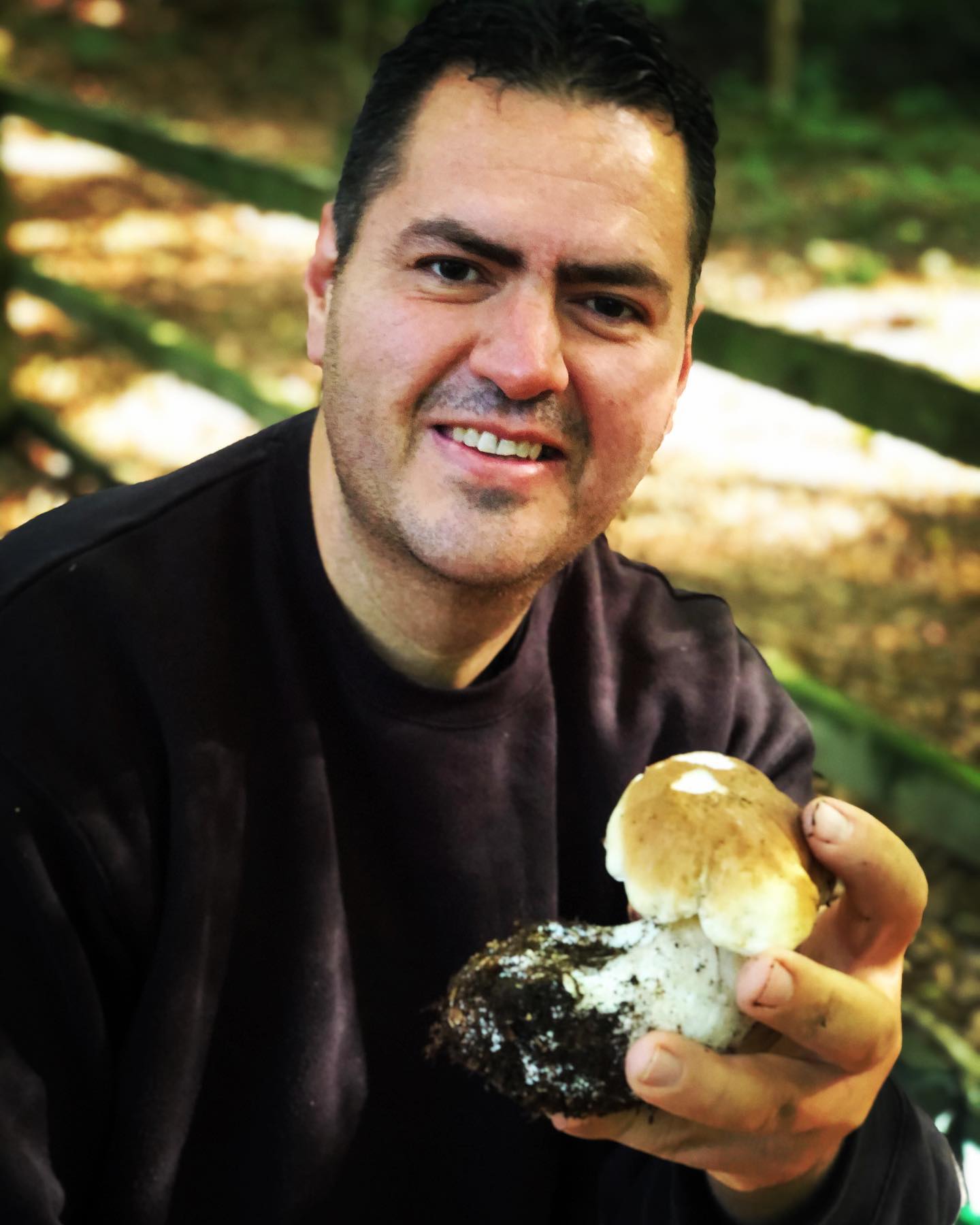 When it comes to nutrition, porcini mushrooms are very good sources of protein and dietary fiber, with 100 grams of these mushrooms delivering 2 grams of fiber and 3 grams of protein. The same serving size only has 25 calories and absolutely no fat. As for minerals, these mushrooms are high in potassium, calcium, and iron, as well as vitamin C, vitamin A, and B-complex vitamins. There are also certain antioxidants in these fungi, such as beta-carotene and lycopene. With good levels of beta-carotene, vitamin C, and lycopene, these mushrooms are a rich source of antioxidants that can counter oxidative stress and chronic inflammation in the body. #mushrooms #porcini #cheflife #fresh #goodforyou #medicine #organic #themediterraneanway #carmelocarnevale @carmelo_carnevale #francabongiornoroberts #luxury #lifestyleblogger