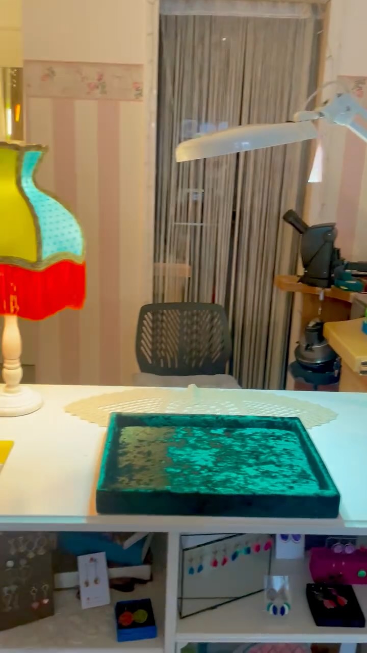 ⚒️⚙️When your neighbors save the day ⚡ Half an hour of borrowed electricity 😅for a very special client!☺️🛋️
#danabassotta #magniviertel #magniviertel #schmuckdesign #lampshade