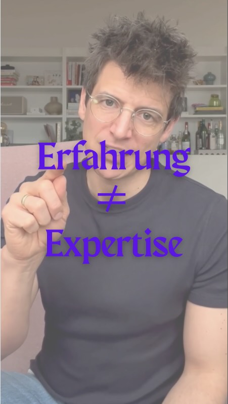 Haben Lehrpersonen mit mehr Berufserfahrung automatisch auch mehr Expertise?
Eine aktuelle Studie mit 217 Mathematiklehrpersonen zeigt: So einfach ist es nicht.
Die Forschenden haben 13 Merkmale von Expertise untersucht, von fachlichem und fachdidaktischem Wissen über Enthusiasmus bis zu Lernergebnissen der Schüler*innen.
Das überraschende Ergebnis: Nur wenige dieser Merkmale korrelieren positiv mit den Berufsjahren und teilweise schneiden Lehrpersonen mit weniger Erfahrung sogar besser ab.
Die Studie identifiziert drei Entwicklungsphasen:
1️⃣ 0–8 Jahre: deutlicher Expertisezuwachs
2️⃣ 9–27 Jahre: Stagnation oder leichter Rückgang
3️⃣ späte Berufsjahre: erneuter Anstieg
Warum das wichtig ist?
Weil Berufserfahrung allein kein verlässlicher Indikator für Expertise ist. Und weil frühe Berufsjahre oft unterschätzt werden, obwohl dort besonders viel Professionalisierung passiert.
Wie nimmst du Expertise in deinem Umfeld wahr? Teile gern deine Perspektive in den Kommentaren.
ACHTUNG: Die Ergebnisse beruhen auf statistischen Mittelwerten. Sie zeigen allgemeine Tendenzen, lassen sich aber nur sehr eingeschränkt auf individuelle Fälle übertragen.
Quelle: Krauss, S., Hohenleitner, S., Steib, N., Lindl, A., & Hilbert, S. (2025). Does more teaching experience mean more expertise? A nonlinear perspective from the COACTIV study. ZDM – Mathematics Education, 57(6), 1235–1250. https://doi.org/10.1007/s11858-025-01748-2