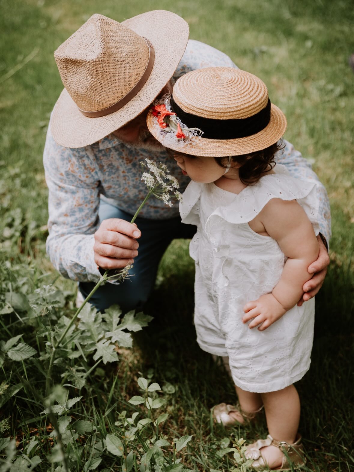 On se replonge avec tendresse dans la séance en extérieur pour le 1er anniversaire d’Elhya, entourée de sa famille. 💛
Des moments simples, des rires, des câlins…
Parce que ce sont souvent les petits bonheurs du quotidien qui deviennent les plus précieux.
#Famille #MomentPrecieux #SeancePhoto #Anniversaire1An #photographerouen