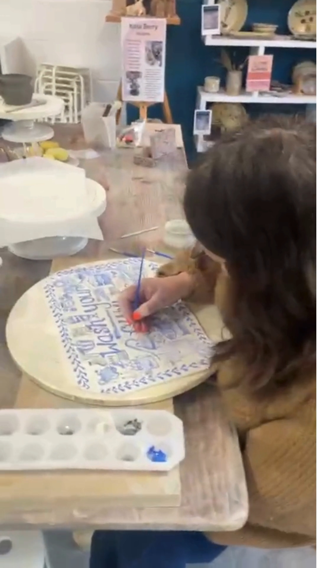 Peak Friday at the studio.
Busy tables, muddy hands, quiet focus and bursts of laughter - the kind of session where time disappears when people are making pottery together.
This is what studio life looks like at the end of the week.
Calm, creative, and very Clayrooms.
Always welcome at the table. 💛
@peakshoppingvillage
#MakersOfInstagram #CeramicArt #StudioLife