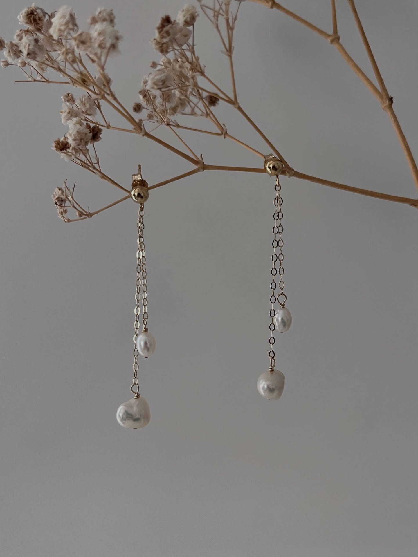 Special earrings for special her!
Des boucles d’oreilles spéciales pour une femme spéciale !
#pearlearrings #giftforher #bijouxartisanaux #bridalearrings #madeinfrance