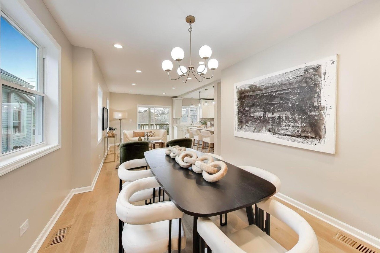 Neutral doesn't mean boring! We play with silhouette and texture to add visual interest and elevate these dining and living spaces. #neutral #luxe #living #dining #chicago #chicagorealestate #havenhomestager #chicagohomestaging #stagingworks #stagingsells #staging #homestaging