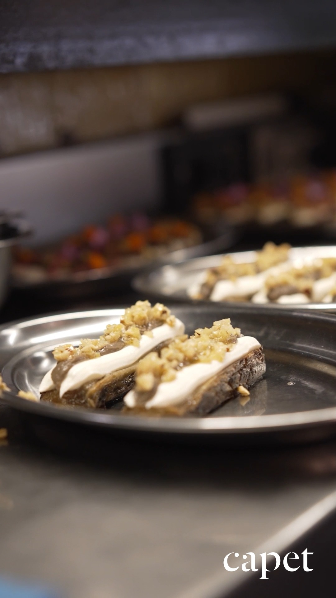 Cada plato se construye con precisión y ritmo,
y fuera, la fachada ya anticipa lo que ocurre dentro.
🔗 Reserva fácilmente desde el enlace en nuestra bio
📍 Carrer del Cometa, 5, Ciutat Vella, 08002 Barcelona
📞 937 20 44 21
#capetrestaurante #barcelonarestaurants #cocinadeautor #guíamichelin #restaurantesbarcelona #barriogotic #cocinacuidada