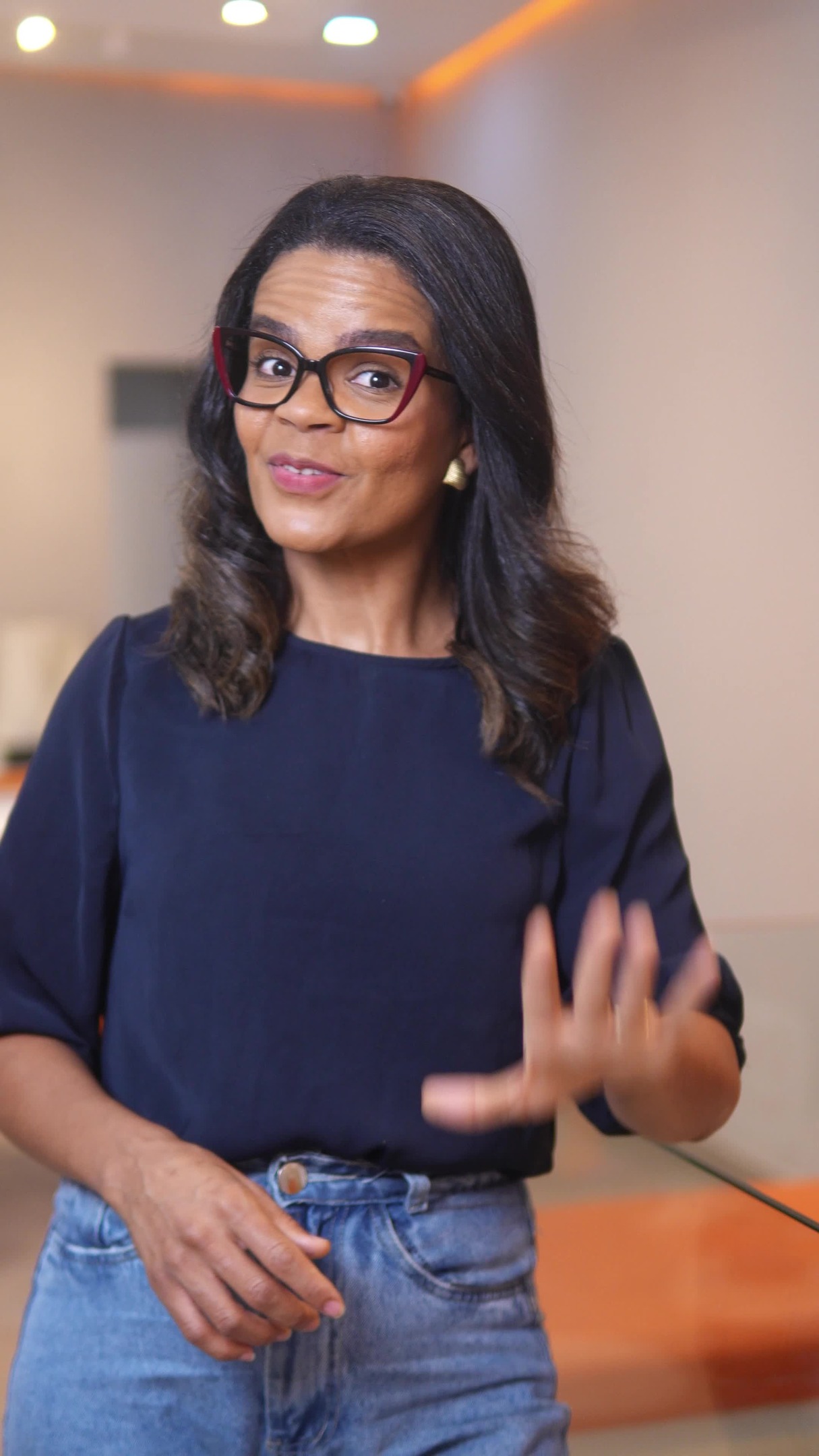 É cuidado de verdade, pensado pra quem usa óculos todos os dias e quer enxergar bem hoje, e ainda evitar o envelhecimento precoce.
Não é moda.
É proteção no dia a dia.