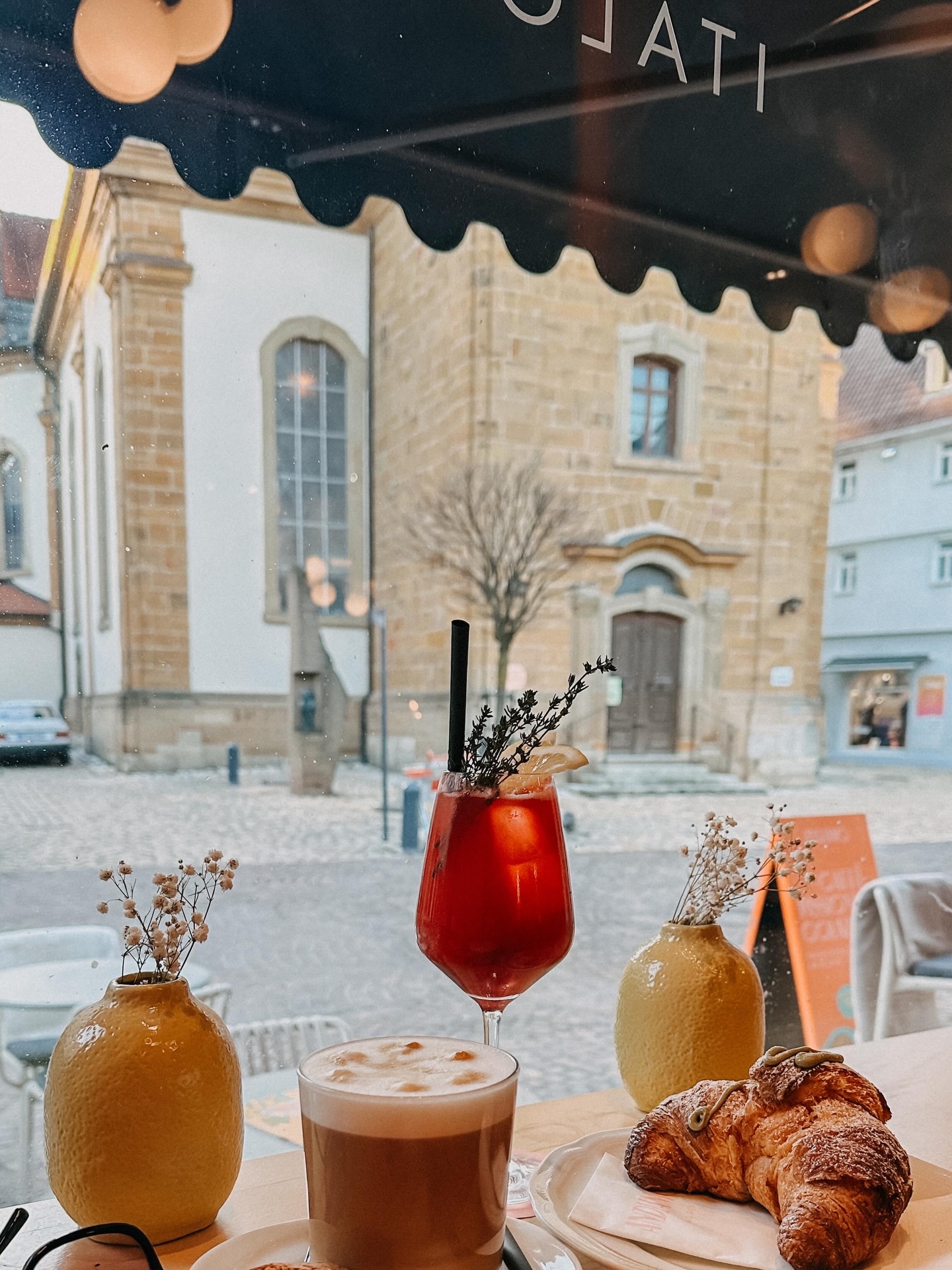 Ein Januar-Nachmittag bei uns im ANDIAMO 🇮🇹
Draußen kalt, drinnen warmes Licht & gute Gespräche 🥰
☕ Richtig guter @danesicaffe,
🥐 unsere Cornetti Pistacchio - zum Verlieben
🍋 und hausgemachte Limonaden, die selbst graue Tage ein bisschen heller machen.
Ein Platz am Fenster, ein Moment zum Durchatmen.
So schmeckt der Winter bei uns. 🤍🇮🇹
📸 @fraeulein_marks 🥰
#andiamoaalen #januarmood #italianvibes #cornettipistacchio