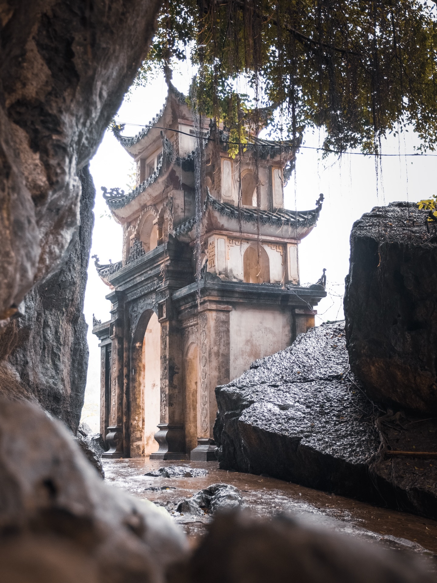 Rainy days in Ninh Binh 🌧️
Man kann eine Reise noch so gut planen, das Wetter bleibt unberechenbar. Drei von vier Tagen in der wunderschönen Region Ninh Binh hat es bei uns einfach durchgeregnet. 🌧️ Statt uns davon aber die Laune verderben zu lassen, haben wir uns unsere Regencapes geschnappt und sind trotzdem losgezogen.
Und am Ende hatte das Ganze sogar etwas Gutes, denn durch den Regen waren viele der schönsten Orte fast komplett menschenleer und wir konnten Ninh Binh von einer ganz ruhigen, besonderen Seite erleben.🌿
Ist euch auf Reisen auch schon mal alles wortwörtlich ins Wasser gefallen?🫣
.
.
.
#ninhbinh
#vietnamtravel
#rainydays
#moodytravel
#slowtravel