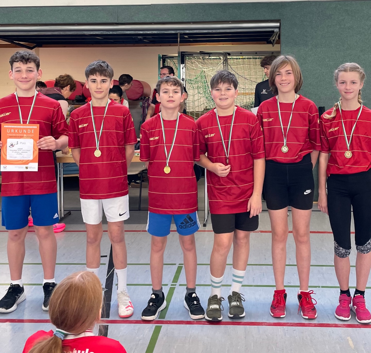 Floorball-News „Das Runde muss ins Eckige“
Am Donnerstag, den 15.01.2026 war wieder Geschick mit dem Schläger, Laufausdauer, Spielüberblick und auch ein bisschen Glück gefragt. Mit gleich zwei Mannschaften ging es zum Regionalschulamtsfinale im Floorball nach Werdau. Das Glück stand in der Vorrunde auf unserer Seite, denn die anderen Schulen in der Umgebung konnten keine Mannschaften stellen. Umso motivierter starteten unsere Sportlerinnen und Sportler zum Wettkampf. Mit viel Herzblut und Einsatzbereitschaft stellte man sich gegen andere Oberschulen und Gymnasien aus dem Landkreis Zwickau. Vor allem mit Crimmitschau biss man sich bei den routinierten Spielern mit Eishockey-Erfahrung die Zähne aus. Aber auch die Zwickauer Mannschaften konnten über Vereinsmitglieder des Floorballvereins „UV Zwigge“ verfügen und damit etwas mehr Erfahrung mit dem Lochball auf das Spielfeld bringen. Am Ende können beide Mannschaften mit einer Bronzemedaille um den Hals stolz nach Hause fahren und haben auch an Erfahrung und Spielfreude gewonnen. Vielen Dank für eure Teilnahme. Danke auch an Toni Bieder bei der Betreuung der Mannschaften.
Mannschaftsteilnehmer U14: Aila Junghänel, Julia Barth, Minna Döhring, Maike Golla, Jonas Herrmann, Louis Deloffre und Lio Neubauer
Mannschaftsteilnehmer U16: Rosalie Bauer, Jördis Uber, Hannes Fink, Arthur Köhler, Clemens Möckel und Mato Schröder
#floorball #jugendtrainiertfürolympia #graupnergym