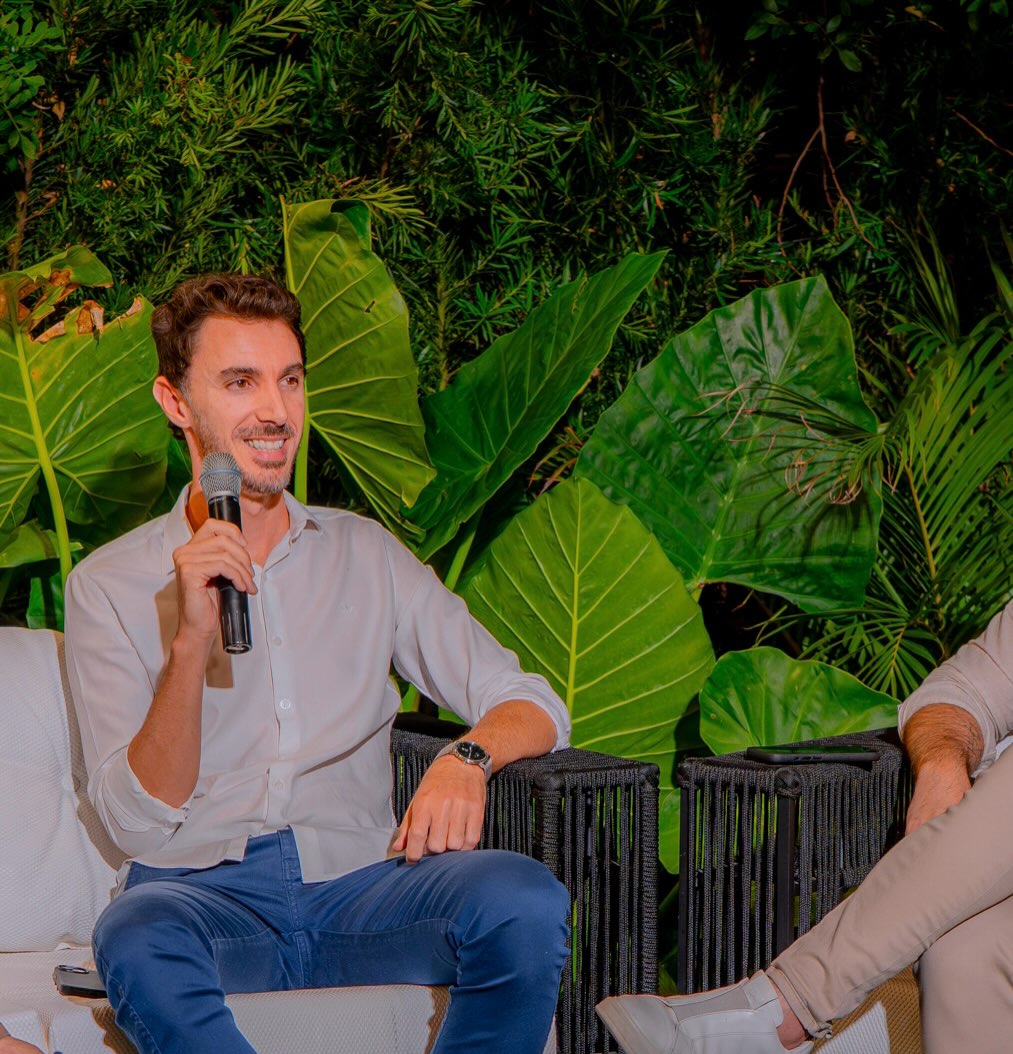 Como habitar o litoral de forma adequada, pensando no futuro — com menos barulho e mais consistência — foi o tema do bate-papo ocorrido na última quinta-feira, dia 15. O arquiteto Blacio Junior foi convidado pela Associação de Arquitetos e Engenheiros do Litoral Norte (ACAE) para compartilhar sua visão e experiência, não apenas como profissional atuante, mas igualmente como morador da região.
O desafio lançado na conversa foi como produzir arquitetura de qualidade, capaz de estabelecer relações coerentes com a paisagem, o ambiente e o tempo.
Fotos: Matheus Zirmmer
#arquitetura #litoralnorte #casascontemporaneas #galeria733 #projetodearquitetura
_____________________________________________
contato@galeria733.com.br
Fone: (51) 3416-0412
•
GALERIA 733