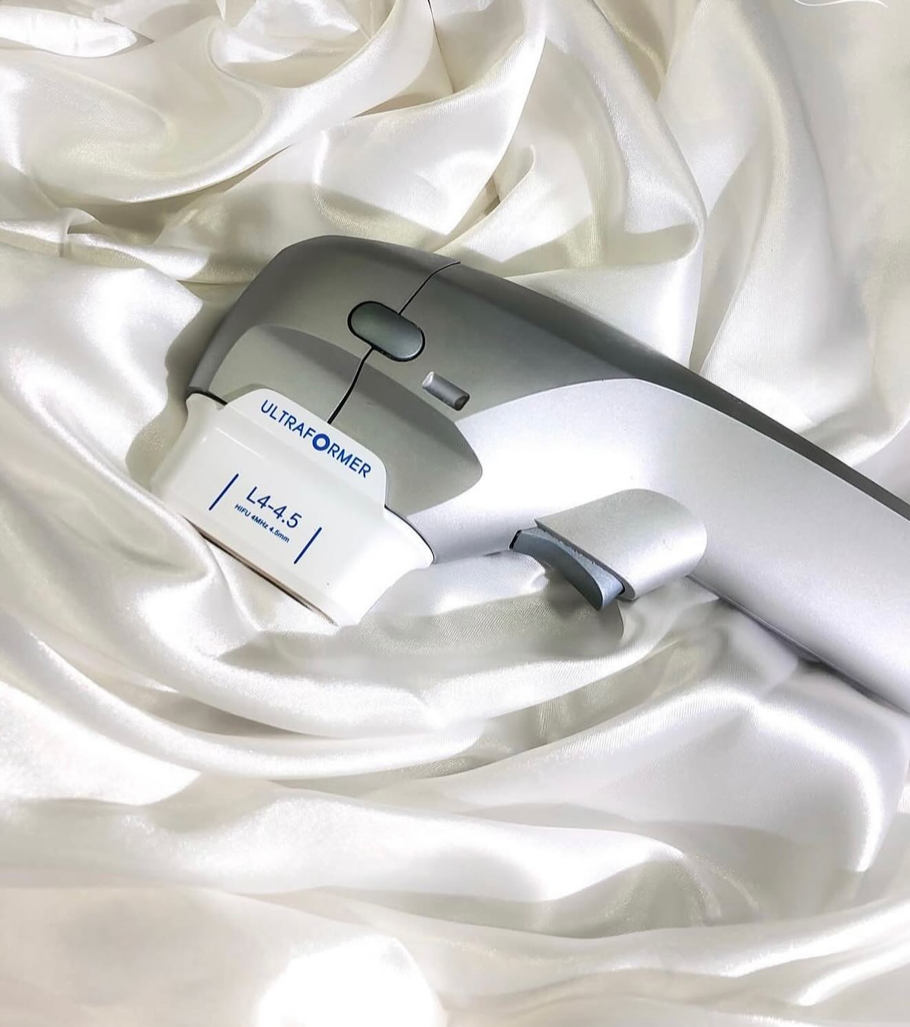 🏆 ULTRAFORMER III
✨ Neinvazívny lifting novej generácie - LIFTING, KTORÝ VIDÍŠ.
Technológia, ktorej veríš. ✨
❗️Nie je to trend.
Je to MEDICÍNA S VÝSLEDKAMI.
Diskrétny. Precízny. Účinný.
🧬🌪️ Ultraformer je prémiové medicínske ošetrenie využívajúce MIKROFOKUSOVANÝ ULTRAZVUK (HIFU) na lifting a spevnenie pleti v presne definovaných hĺbkach – až po SMAS vrstvu - TAM VZNIKÁ SKUTOČNÝ LIFTING.
BEZ IHIEL. BEZ SKALPELA. BEZ KOMPROMISOV. ✅
🔬 Prečo je Ultraformer unikátny? :
• pracuje presne tam, kde sa tvorí ochabnutie
• rešpektuje anatómiu tváre
• cielená stimulácia kolagénu a elastínu
• precízna kontrola hĺbky a energie
• prináša prirodzené, elegantné, sofistikované výsledky
✨ Účinky, ktoré cítiš aj vidíš:
• LIFTING TVÁRE, KRKU A DEKOLTU + BRUŠKA, STEHIEN, ZADKU
• ZLEPŠENÁ KVALITA A ELASTICITA PLETI
• SPEVNENIE KONTÚR TVÁRE
• REDUKCIA OCHABNUTIA POKOŽKY
• REDUKCIA TUKOVÉHO NAHROMADENIA TVÁRE A TELA
🎯 Benefity, ktoré presvedčia:
• JEDNORAZOVÉ OŠETRENIE
• MINIMÁLNA REKONVALESCENCIA
• POSTUPNÝ, DLHODOBÝ EFEKT
• LUXUSNÁ ALTERNATÍVA CHIRURGICKÉHO LIFTINGU
🤍 Pre koho :
Pre ženy, ktoré preferujú tichý luxus, medicínsku presnosť a výsledky - pre ženy, ktoré chcú vyzerať oddýchnuto, sviežo a sebavedomo –
nie „urobene“, ale dokonale samy sebou.
✨ Ultraformer. KEĎ ESTETIKA STRETNE MEDICÍNU.
———————-
Ultraformer
Because true luxury is subtle.
#ultraformeriii #lifting #smas #facelifting #ultraformer3