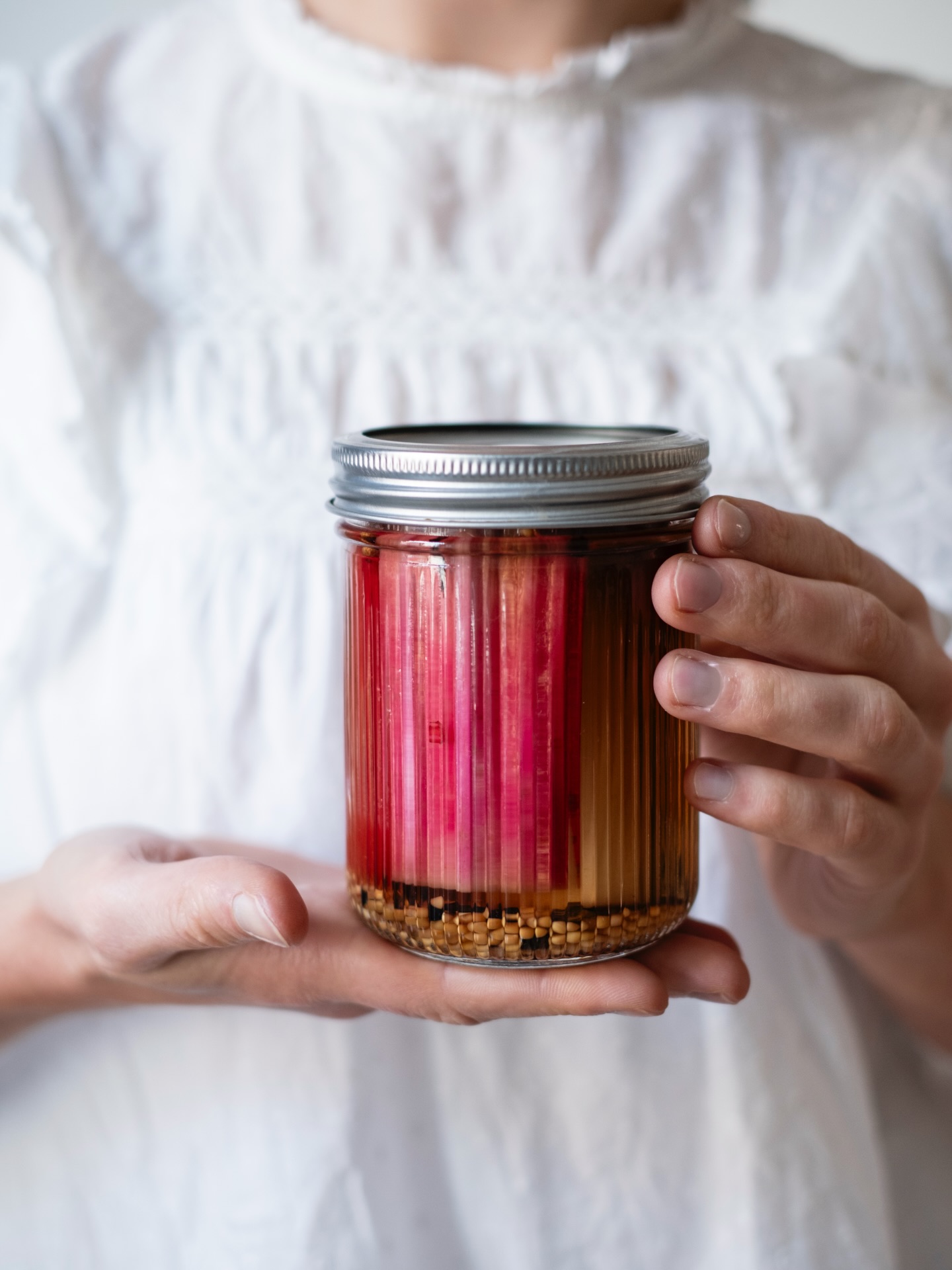 Ein bisschen Sommer eingelegt in Essig, etwas Zucker, Zimtblüten und Senfsaat 👩🏽🌾
Bald wandern wieder die ersten Anzuchtöpfchen auf die Fensterbank und meine Finger können es kaum abwarten, in der Erde zu buddeln 🪴🫶🏼
#lieblingsglas #mangold #gemüsegarten