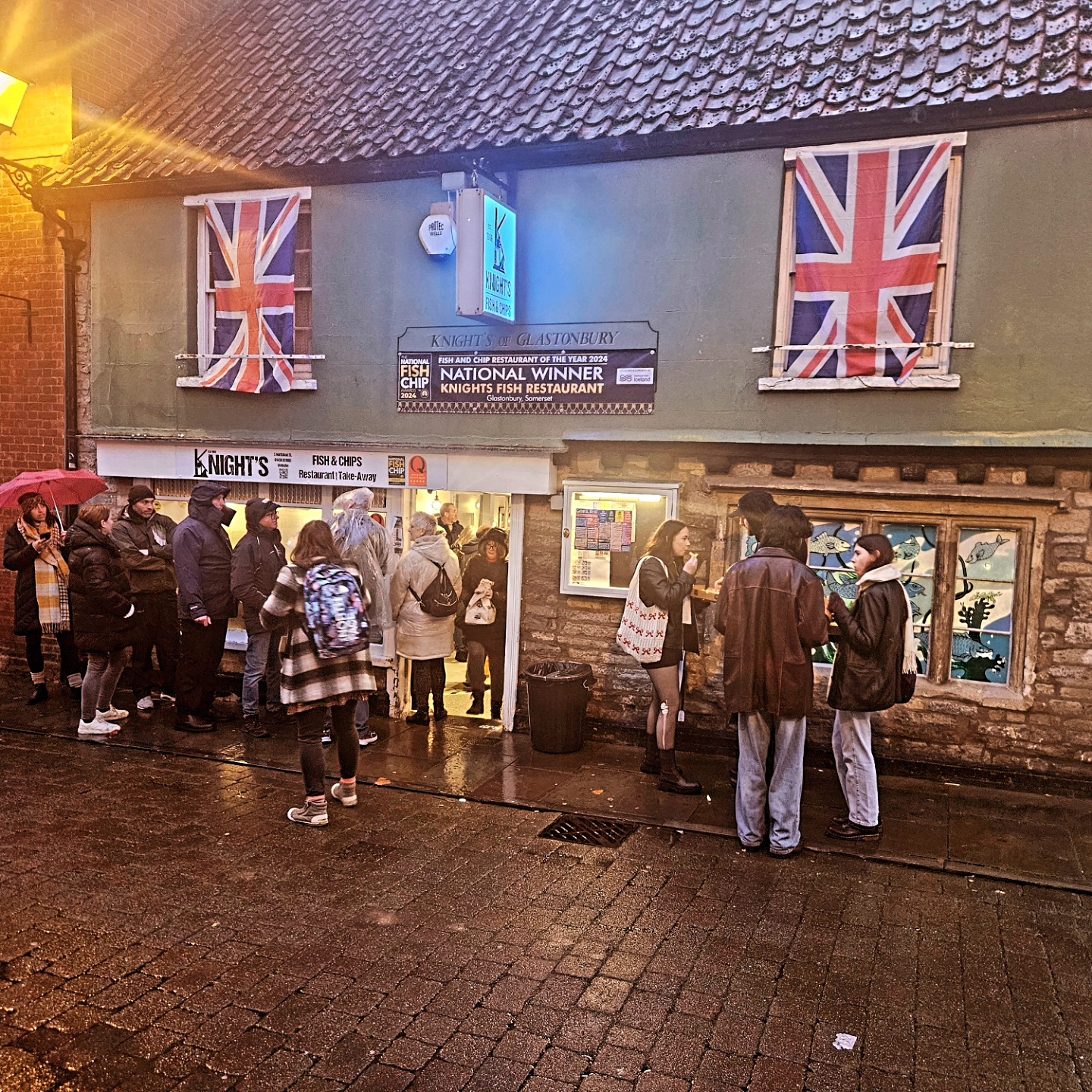 🌟 Small Business Saturday 🌟
Today is Small Business Saturday! 🎉 Glastonbury is home to so many amazing small businesses 🛍️✨, so why not show your support? Instead of heading online for your Christmas shopping 🎁📦, plan a visit to town 🏘️ and discover what our local businesses have to offer!
With the Storm Darragh 🌧️💨 weather warning, it might be better to pop in on Monday when conditions are calmer! 😊🌈
Shopping can be hard work 🛒💪, so why not treat yourself to some delicious food? 🍴🐟🍟 I know a great fish and chip restaurant that’s worth checking out! 😋💖
Let’s give our local businesses the recognition they deserve—tag your favorites in the comments below!
#smallbusinesssaturday
#5starqualityaward #nfff_uk
#fishandchips #winner #fishandchiprestaurantoftheyear #restaurant #fireplace #cozy #fish #fishrestaurant #realchips #freshfish
#fishandchipawards #sustainability #awardwinning #familybusiness #est1909 #chippy #knightsfishandchips #knightsofglastonbury #glastonbury
#seafoodrestaurant #oldfamilybusiness #5generations #clickandcollect #delivery