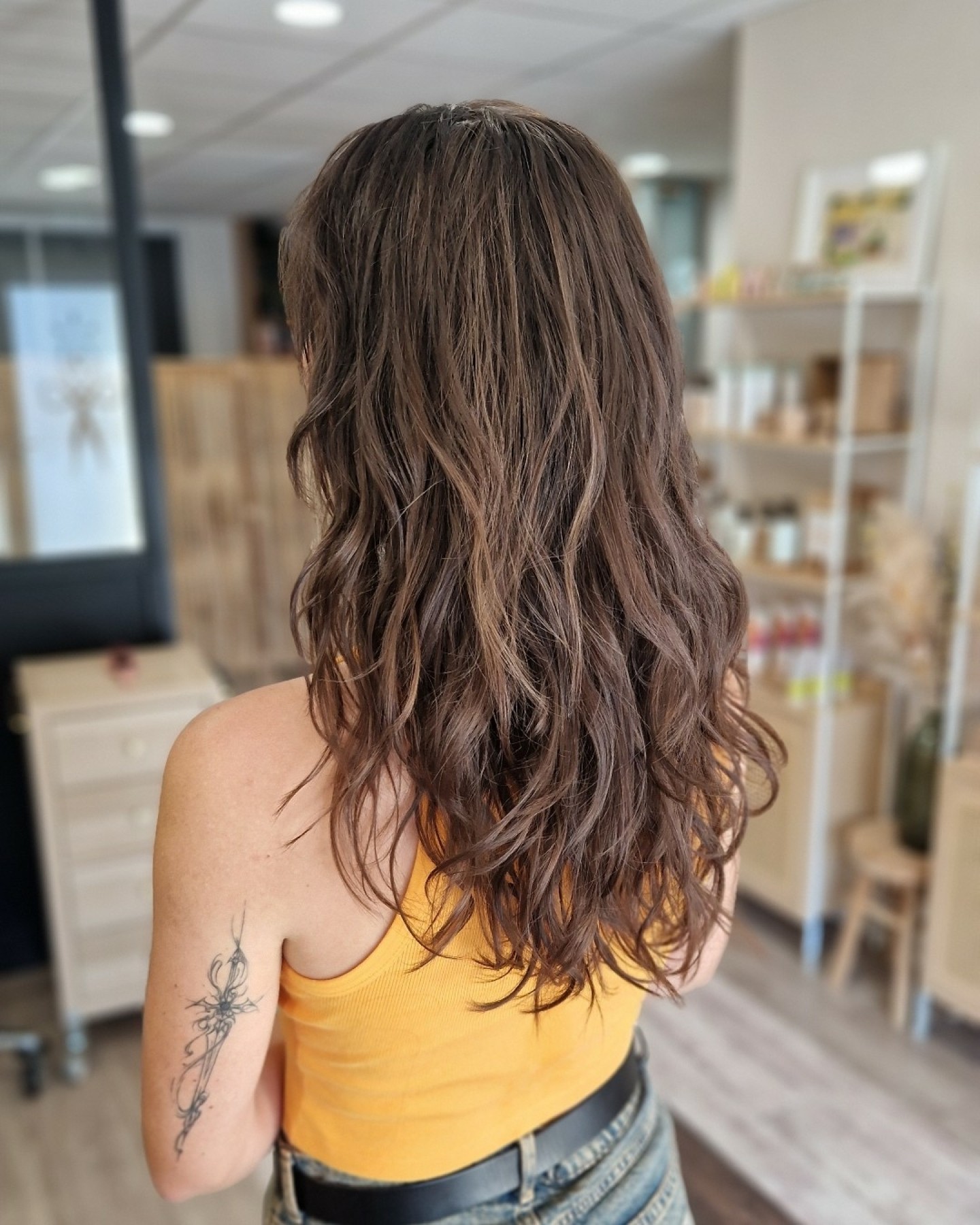 Parfois, il suffit d’une coupe bien adaptée pour révéler une ondulation qu’on ne soupçonnait pas ✨
Un résultat tout en légèreté et naturel… j’adore ces surprises !