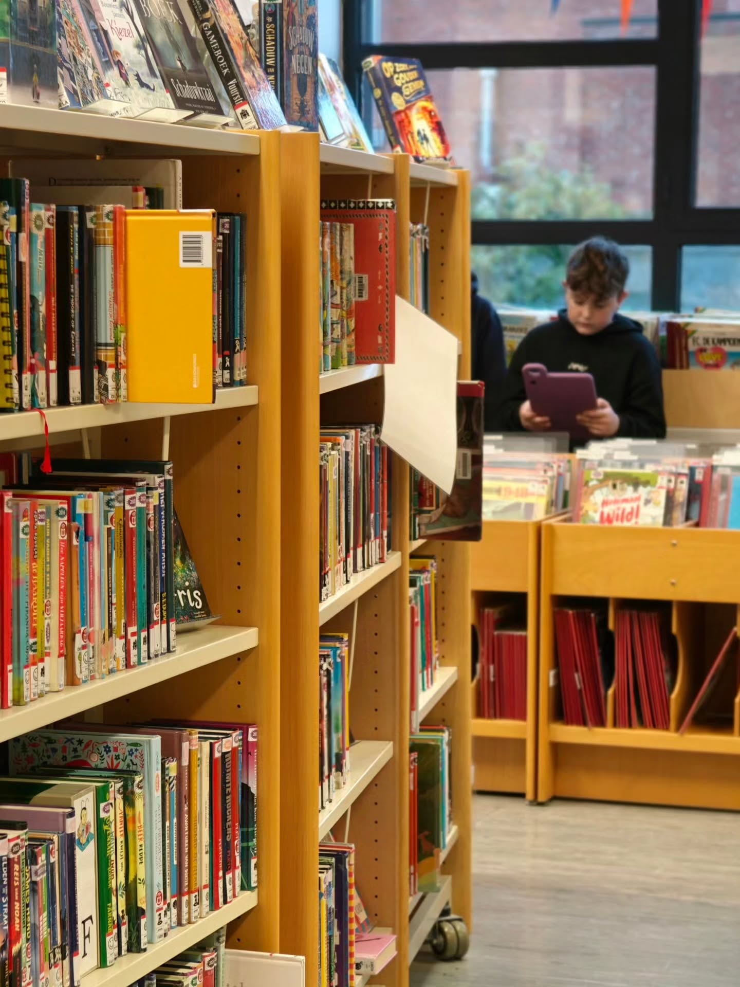 LEZEN ๐
Wist je dat...
...we lezen niet alleen hรฉรฉl belangrijk vinden,
maar ook gewoon heel gezellig? ๐ฅฐ
Door samen naar de bib te gaan,
stimuleren we onze leerlingen
om leesplezier te ontdekken
en nieuwe verhalen te verkennen.
Gisteren was het vijfde leerjaar aan de beurt.
Ze beluisterden verhalen in de verteltent,
snuisterden en lazen in boeken
en kozen zelf boeken om mee te nemen naar de klas.
Met boeken in de hand
en een hoofd vol fantasie,
gingen ze weer naar school.
Gezellig ๐ฅฐ
#boekenzijndeurennaarnieuweavonturen #lezen #samen #basisschool #dessel