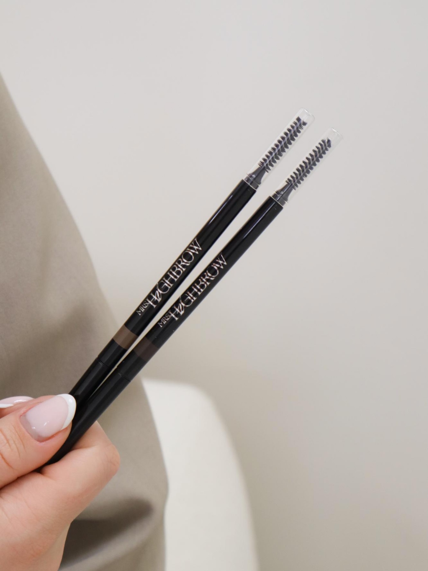 Micro Brow Liner — deze wenkbrauwpotloden van @mrshighbrow zijn perfect om dagelijks je wenkbrauwen bij te tekenen. De ultradunne punt zorgt voor precieze lijntjes, terwijl de waxformule een mooie afdruk geeft op de huid. De Micro Brow Liners zijn beschikbaar in 3 kleuren: Taupe, Warm Brown & Ash Brown.
In de salon & via onze website verkrijgbaar voor €20,95