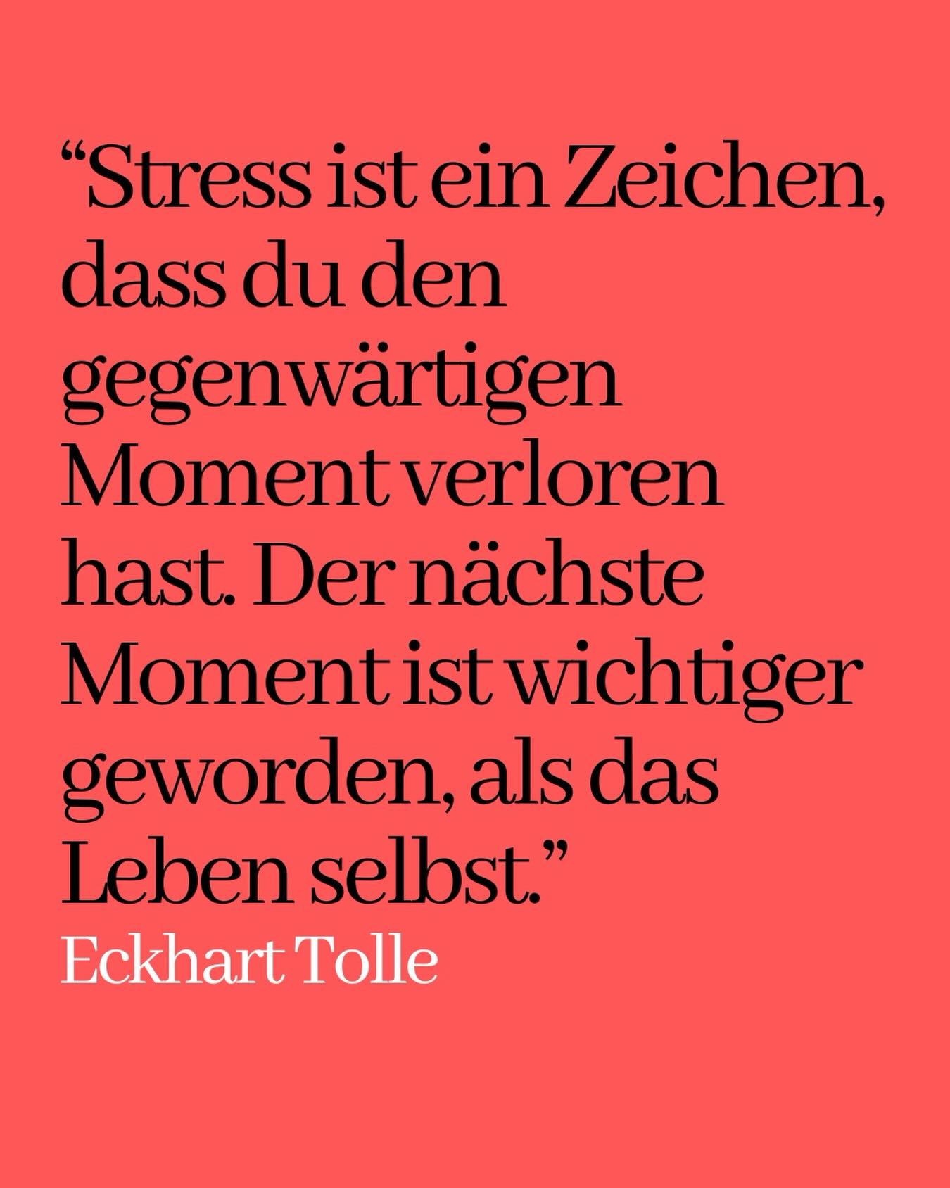 .
.
Als co-abhängiger Angehöriger eines Alkoholkranken verliert man auch den gegenwärtigen Moment.
.
Warum?
Weil man in einem Wechselbad der Gefühle absäuft. 🌊
.
Man wartet auf den Anruf, hofft auf Einsicht, oder auf den Beginn einer Therapie. Irgendwann fürchtet man sich vor eigentlich schönen Anlässen, und spult in Gedanken zu dem Datum vor, wo sie vorbei sind. Die Ruhe kann man nicht genießen, weil man sich insgeheim auf den nächsten Sturm gefasst macht, und man eilt mit Notfallplänen in Gedanken immer mehrere Schritte voraus.
.
Dieser Dauerstress bewirkt, dass man vieles verliert.
.
Sich selber. Vorfreude. Energie. (Selbst-) Vertrauen. Leichtigkeit. Lebensqualität.
.
UND: den gegenwärtigen Moment. Das Leben spielt sich in einer zukünftigen Wunschvorstellung ab, und Hoffnung wird zur Ersatzdroge für echtes Glück.
.
Zumindest solange, bis man die Reissleine zieht, und sich selber aus dieser ungesunden, stressigen Dynamik befreit.
.
Ich begleite dich gerne in diesem Prozess.
.
.
#coabhängigkeit #sucht #angehöriger #partnertrinkt #alkoholiker