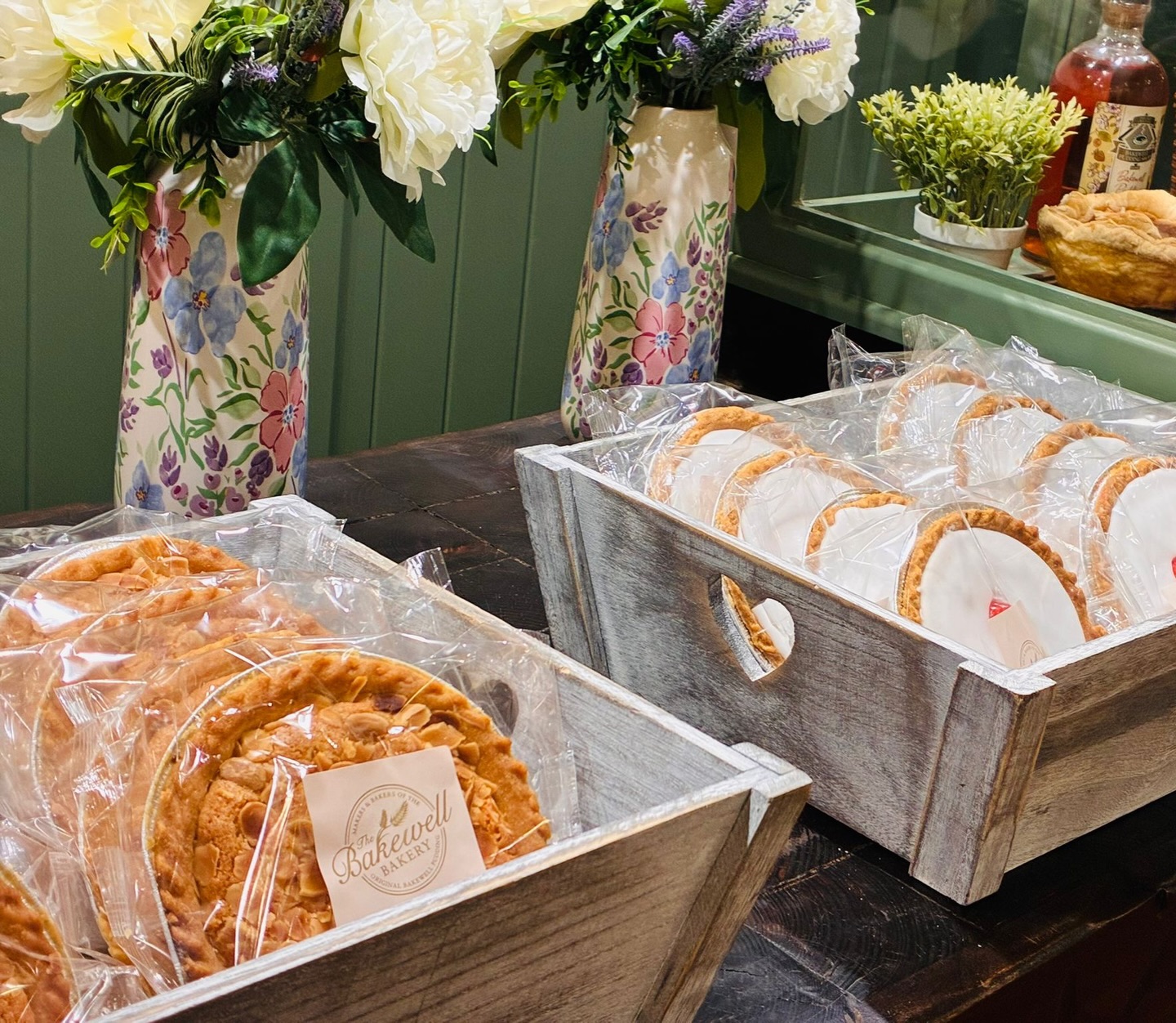 Iced or flaked… which Bakewell Tart are you choosing? 🤍
Made fresh by @thebakewellbakery , these artisan tarts are the original, true staple of Bakewell 🤩 crafted where the history of the tart began.
Freshly baked, beautifully traditional, and a world away from anything you’ll find on a supermarket shelf🤫😉
✨ 𝟐 𝐟𝐨𝐫 𝟏 𝐨𝐧 𝐁𝐚𝐤𝐞𝐰𝐞𝐥𝐥 𝐓𝐚𝐫𝐭𝐬 𝐫𝐢𝐠𝐡𝐭 𝐧𝐨𝐰 𝐨𝐧 𝐨𝐮𝐫 𝐰𝐞𝐛𝐬𝐢𝐭𝐞✨
A taste of history, made the proper way
Shop online now 👇
https://www.bakewellpuddingshop.co.uk/online-store
🔗 click the link in our bio!
#theoldoriginalbakewellpuddingshop #bakewelltart #bakewellderbyshire #derbyshire