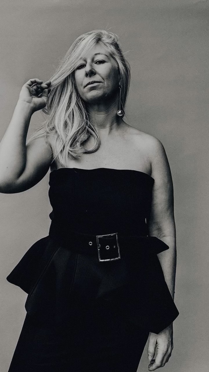 2026 bin ich Unternehmerin. Nicht mehr nur Fotografin.
Ich leite mein eigenes Unternehmen – ein Ein-Frau-Betrieb, aber ein echtes Unternehmen.
Es ist kein Hobby.
Es ist Arbeit. Verantwortung. Leidenschaft.
Ich bin nicht hier, um Freunde zu finden.
Ich bin hier, um von meiner Leidenschaft leben zu können.
2026: Ich gehe vom Workaholic zum Lifeaholic.
Nicht mit weniger Einsatz – sondern mit noch mehr Klarheit, noch mehr Leidenschaft. Weil ich mir Freiheit erlaube. Im Geist. In der Arbeit.
Ab heute bin ich zweifache Small-Business-Inhaberin.
#fotografaugsburg #nextlevelliving #mutzurveränderung