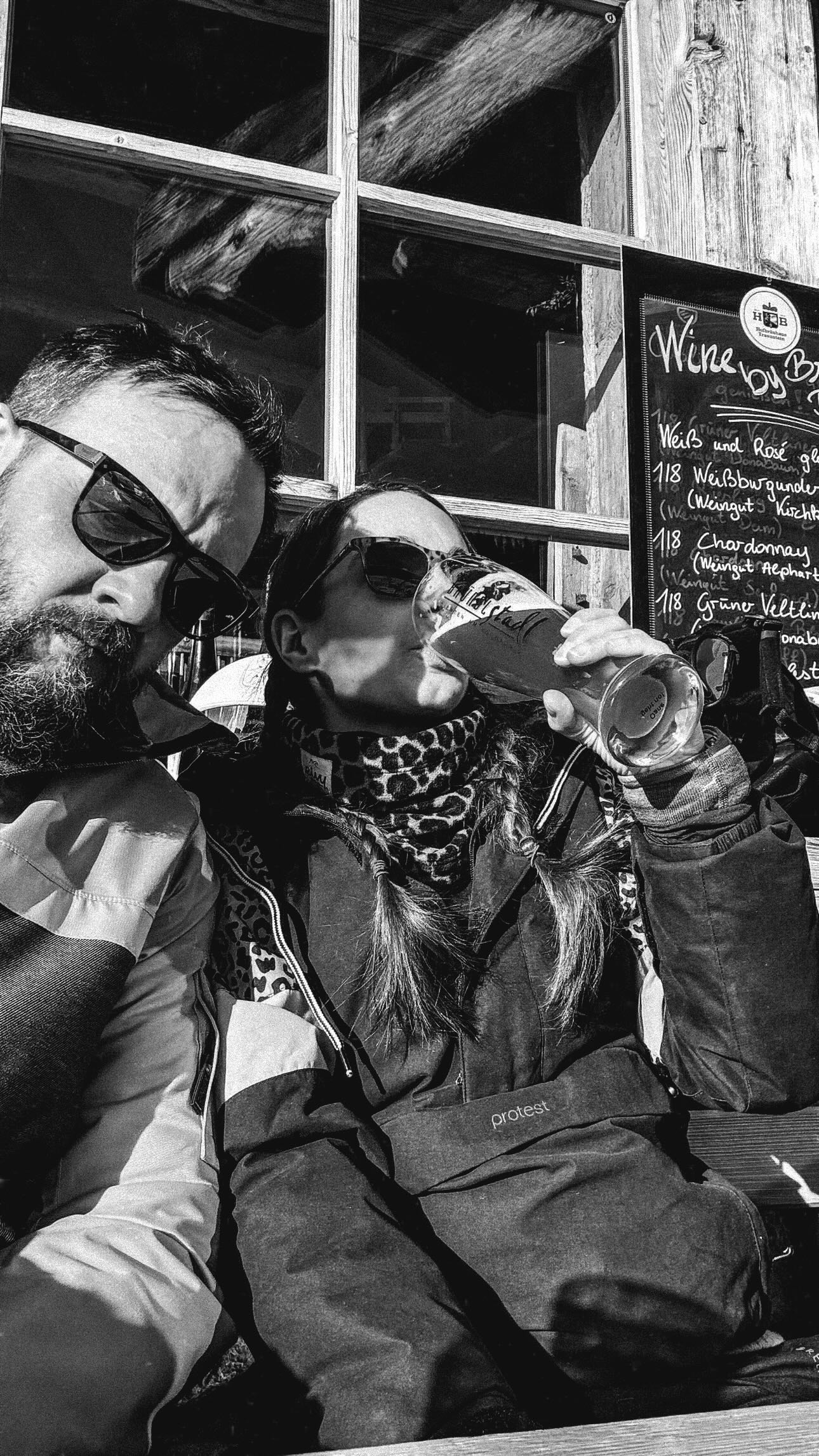 Lasst doch mal ehrlich und ein bisschen lockerer sein.
Wir reden so viel über Veränderung, Mut, Neuanfänge.
Aber Wachstum passiert nicht auf Knopfdruck. Und ganz sicher nicht nur am 1. Januar.🙄
Wir dürfen auch einfach leben.
Genießen. Pausen machen.
Ausnahmen machen dich nicht undiszipliniert – sie machen dich menschlich.
Ich habe zwischen den Jahren kein einziges Mal Yoga auf der Matte gemacht. (Whhhaaaat 😱)
Und weißt du was? Es war genau richtig.
Ich habe anders trainiert, langsamer gemacht, mir Raum gegeben. Mein Flow sah einfach anders aus.
Sei doch nicht immer so streng zu dir! ❤️
Du brauchst keine Vorsätze, keinen perfekten Plan, keine neue App. WENN du dich immer wieder für dich entscheidest, reicht das. Ja, manchen fällt es schwerer als anderen. I know, aber auch die Erkenntnis bringt dich weiter…
Mach dein Ding.
Aber entscheide dich – im Zweifel – immer für deine Gesundheit. ✨
Danke @billkaulitz für die Worte 🥰🫰🏻
________________
Ich bin Denise. Yogalehrerin und Business Mentorin.
Ich bin für Perspektivwechsel. Für mehr Fühlen. Mehr Sein. Mehr in die eigene Kraft kommen. Ich freue mich, wenn du hier bleibst und wir gemeinsam dieses verrückte Leben neu entdecken - mit all seinen Facetten, Träumen und Marmeladenglasmomenten 💫
Folge mir @denise.madeleine.mueller