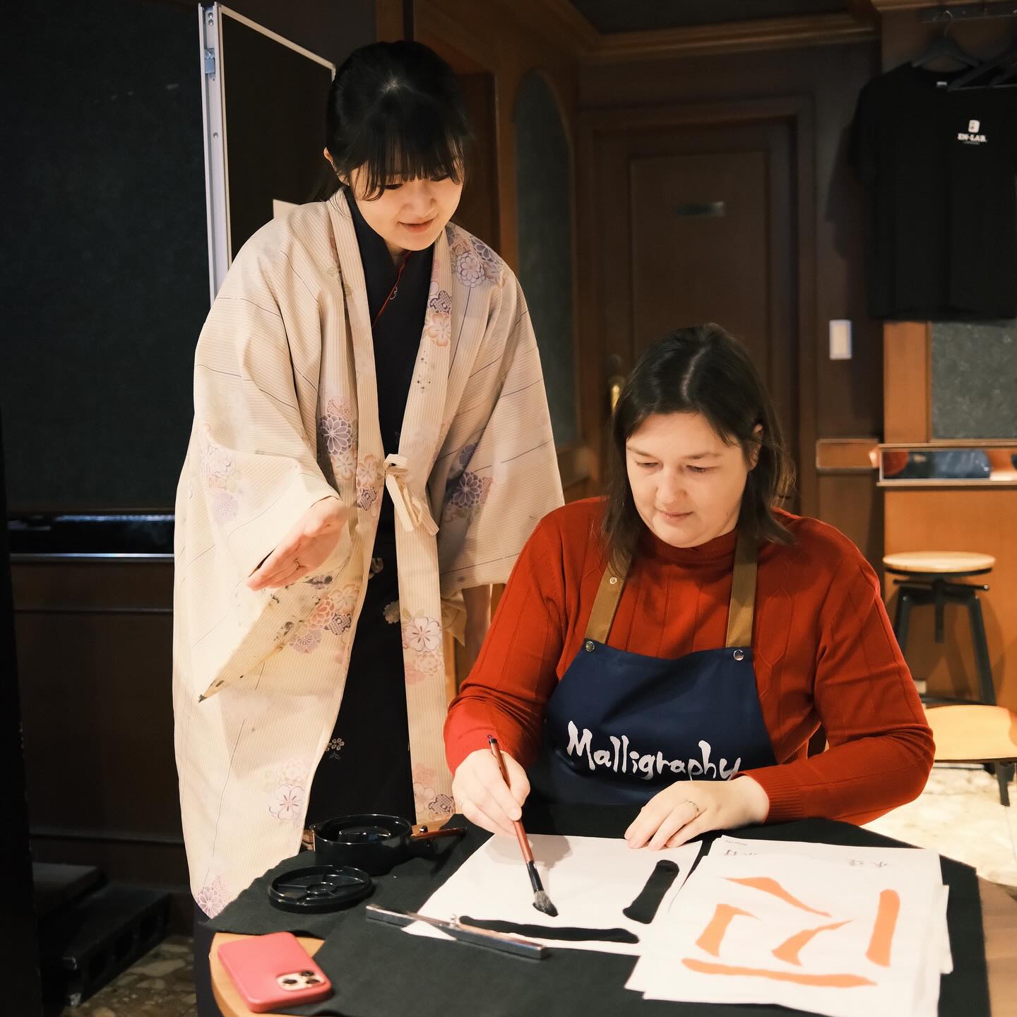 A calligraphy session from one day.☀️
It was their first challenge.
A peaceful time, exploring calligraphy slowly.🌱
#malligraphy #calligraphy #kyoto #workshop #gion