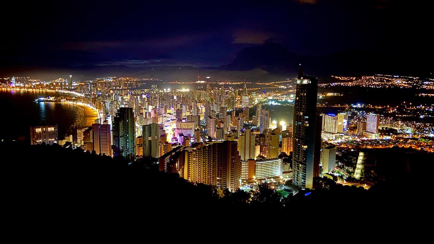 ¿Las Vegas? #skyline #light #streetlight #huge #costa #rascacielos #skyscraper #lightpollution #sodium #nightphotography #mobilephotography