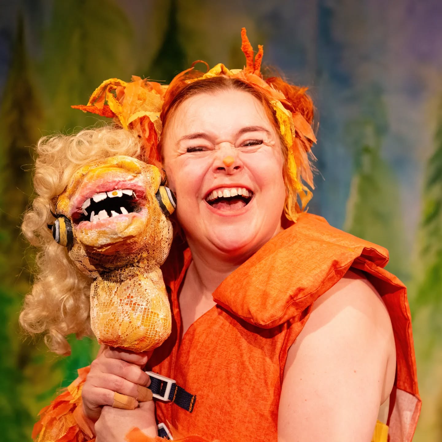 Tässä vielä ankanpoikasemme Suvi Salomäen ajatuksia vuorovaikutuksesta yleisön kanssa:
"Ootko mun kaverlji?n erityispiirre oli interaktiivisuus yleisön kanssa, yhteisöteatraalisten elementtien käyttö pitkin tarinaa. Kyselimme neuvoja ja saimme suuntia yleisöltä; toimimme sitten sen mukaan, mitä sieltä milloinkin pullahti.
Erityisen vaikuttunut olin joka kerta siitä, miten viisaasti lapset neuvoivat meitä kommunikaatioon ja sovinnontekoon. Koin pysähdyttäviä hetkiä, kun kysyin neuvoa, miten hankalan tilanteen jälkeen voisimme olla taas kaverljeita. Miten päästään sovintoon? Kohtasin esityksissä monen lapsen vakaan katseen ja viisaat sanat. Koostan:
"Rauhottukaa"
Aivan. Tunnepäissään ei kannata tehdä vakavia päätöksiä tai käydä vaikeita keskusteluja. Kaikilla tunteilla, haasteellisillakin, on aikansa. Tunne nousee, kestää aikansa, ja lopulta lievittyy. Asioita on viisainta selvittää siellä tunteen kokemiskaaren rauhallisemmassa päässä.
"Kertokaa, miltä teistä tuntuu"
No todellakin! Toisen pään sisään ei pääse, ajattelu ei avaudu, ellei siitä kerro ääneen. Tunteen tunnistaminen, sanoittaminen ja näkyväksi tekeminen avartaa hankalankin tilanteen temmellyskenttää. Päästään ehkä dialogiin. Kiinnostutaan siitä toisestakin näkökulmasta. Saadaan kaikki kortit pöytään. Ennen kaikkea, otetaan vastuu omasta kokemuksesta ja tunteesta ja kannetaan se; tämä merkitsee minulle tätä.
"Pyytäkää anteeks, kunnolla, silleen, että kerrotte mitä pyyätte anteeks. Ja silmiin pitää kattoo."
Niiiiiiiiiiiiiiiiiiiiiiiiin! Anteeksipyyntö ja vastuunkanto tehdystä teosta, ei mitään 'sori jos pahotin jonkun mielen, mutta...'. Omien virheiden tunnistaminen ja tunnustaminen on vaikeaa. On se. Aito sovinnollisuus ei kuitenkaan synny ilman oman vajavaisuuden tunnistamista. Rehellinen kohtaaminen voi olla kivuliasta. Anteeksipyynnön hienous on kuitenkin siinä, että sitä seuraa, yleensä, anteeksianto. Parhaimmillaan prosessissa kaikkien osapuolien maailma avartuu taas hiukan.
Koitetaan me aikuiset olla sössimättä näitä lasten jo osaamia asioita omalla esimerkillämme, jooko?! Yritetään ottaa oppia!"
#vuorovaikutus #tunnetaidot #ootkomunkaverlji