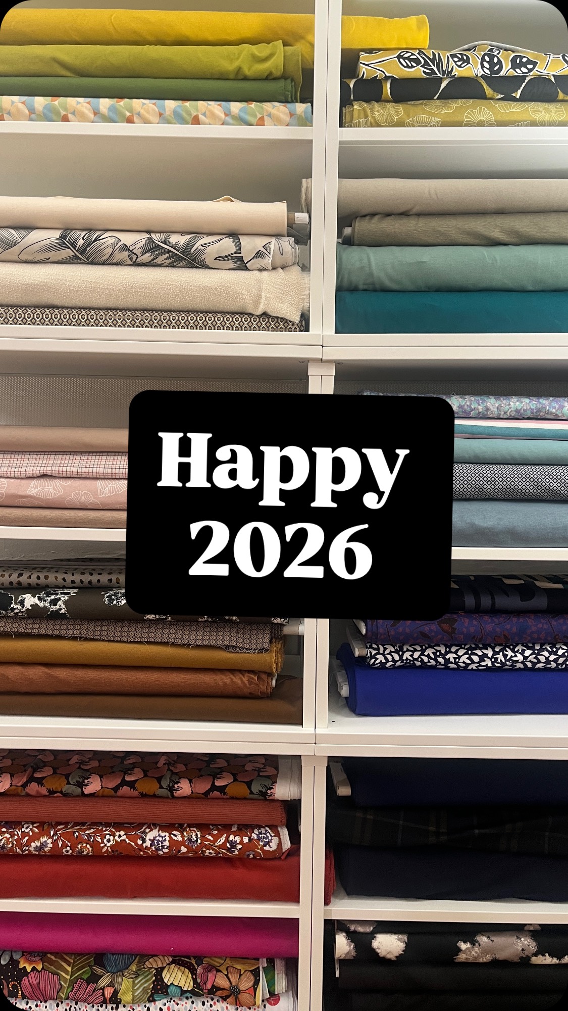 Heeeeey - ☀️ Happy New Year 😏😏🙈😏 Ein bisschen verspätet, aber von Herzen - 💕 Entdecke den neuen Schnittmusterbrand „Singulière by Cousette“, alte/neue Taukos und vieles mehr ! Ein kurzer Abstecher lohnt sich immer 🥰 Eine kurze virtuelle Führung - doch um so mehr freue ich mich über euren Besuch - Auf ein fadenfrohes und inspirierendes 2026 ☀️💛🙋🏻♀️🐈⬛
#miasatelier #zürichfabrics #stoffladen #sewinglove #cornelius @corneliusquiring @taukomagazine