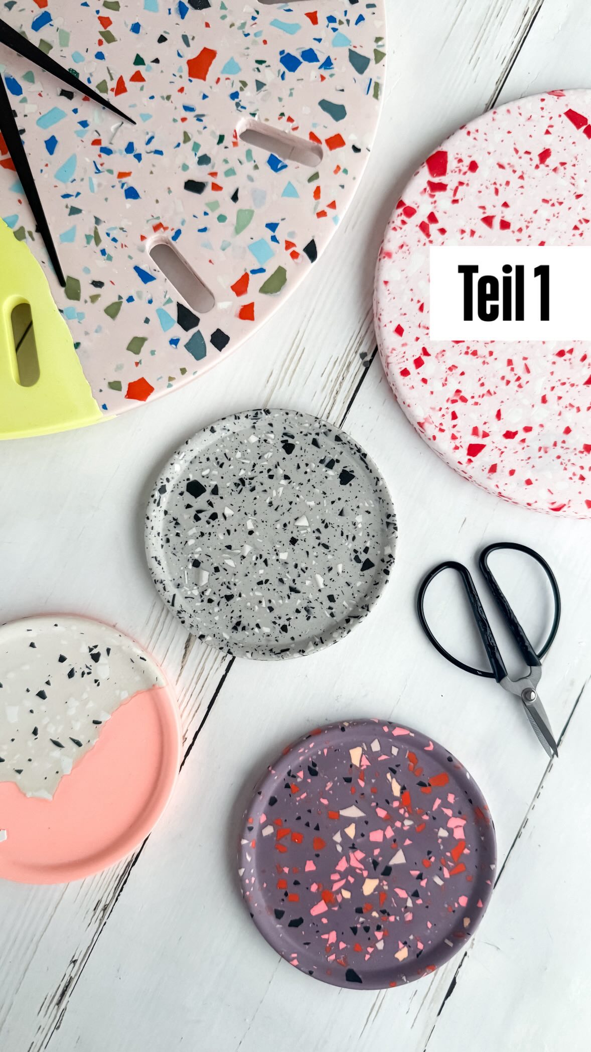 Terrazzo selber machen – Schritt 1 🖤
Wir starten mit den Terrazzo Chips.
Dafür könnt ihr jedes Gießpulver verwenden – egal ob Raysin, Keraflott, Jesin oder Jesmonite. Für bunte Chips könnt ihr die Gießmasse auch einfärben.
Besonders farbintensiv wirds mit Jesin oder Jesmonite 🩷💜💛🖤
Tipp: Streicht die Gießmasse ganz dünn aus, dann lassen sich die Chips viel leichter zerbrechen :)
Wenn ich bunte Terrazzo Chips im Gefrierbeutel aufbewahre, dann notiere ich mir darauf immer welches Pigment ich verwendet habe.
Alle drei Varianten funktionieren gleich gut. Welche gefällt euch am besten?
Im nächsten Schritt geht’s ans Gießen ✨
#terrazzo #diy #keraflott #diytutorial #terrazzodesign