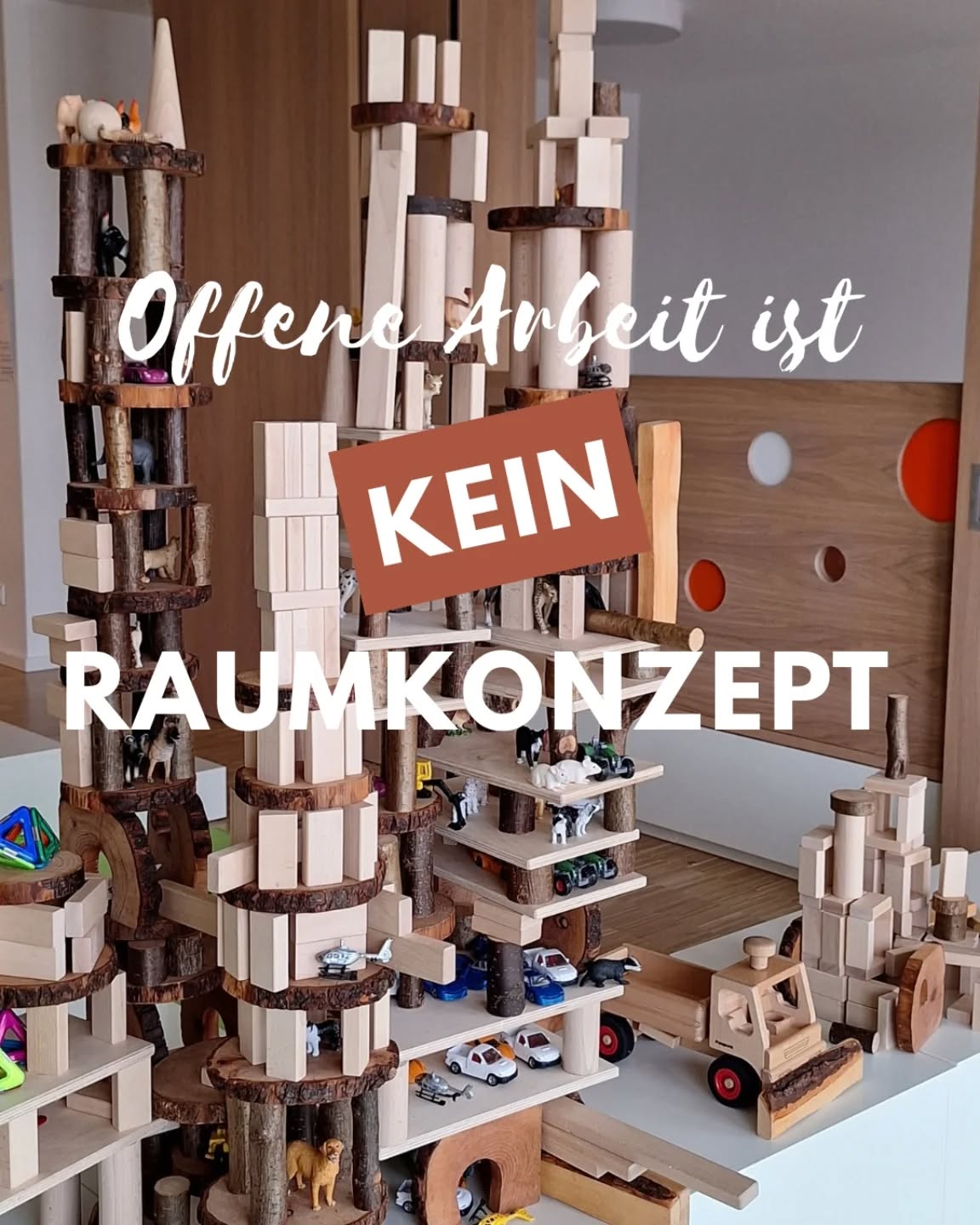 Wer offene Arbeit hört, sieht vor seinem inneren Auge sofort ein Atelier, ein Bauzimmer, ein Restaurant und weitere Funktionsräume. Das erweckt den Eindruck, offene Arbeit bedeutet schöne Räume.
💡➡️ Offene Arbeit ist kein Raumkonzept. Offene Arbeit orientiert sich am einzelnen Kind und stellt sein Wohlbefinden ins Zentrum pädagogischen Handelns.
Ziel der offenen Arbeit ist es, den Kindern in der Kita einen Wohlfühlort zu bieten, an dem sie so selbstbestimmt wie möglich leben und Verantwortung für sich und die Gemeinschaft übernehmen können.
Es geht im Kern darum, Entscheidungs- und Handlungsspielräume der Kinder zu erweitern.
Die Kita als Möglichkeitsraum für Glückserfahrungen zu gestalten und das Wohlbefinden als Grundlage von Bildung anzuerkennen, denn ohne Wohlfühlen kein Lernen.
PÄDAGOGIK
KITACOACHING
TEAMREFLEXION
WEITERBILDUNG
#erzieherin #bindungsstark #kindzentriert #haltungmitherz #mitliebewachsen