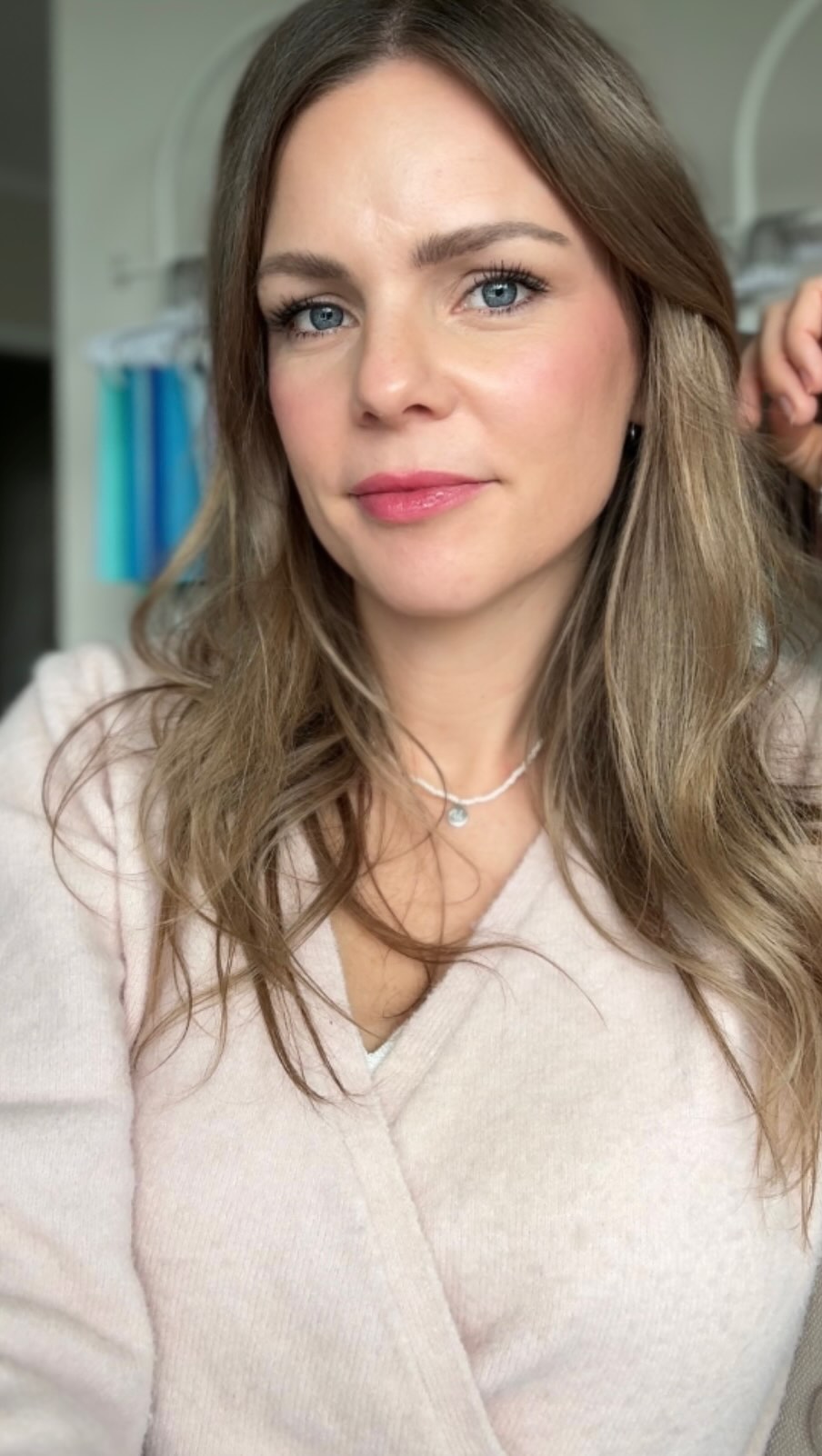 Viele denken zuerst: „Brauche ich das wirklich?“ 🤷🏼♀️
Und ehrlich? Diese Gedanken kenne ich nur zu gut.
Ja – wenn du oft unsicher bist, was dir wirklich steht.
Ja – wenn dein Kleiderschrank voller Fehlkäufe ist.
Ja – wenn du klarer, stimmiger und selbstbewusster wirken möchtest.
Ja – wenn du endlich deinen Stil finden willst. ✨
Stilberatung ist keine Oberflächlichkeit –
sie ist Selbstkenntnis, Klarheit & Wertschätzung für dich selbst. 🤍
Wenn du bereit bist, dich neu zu sehen,
bin ich für dich da.
#stilberatung #farbberatung #deinstil #selbstbewusstsein #stylecoach