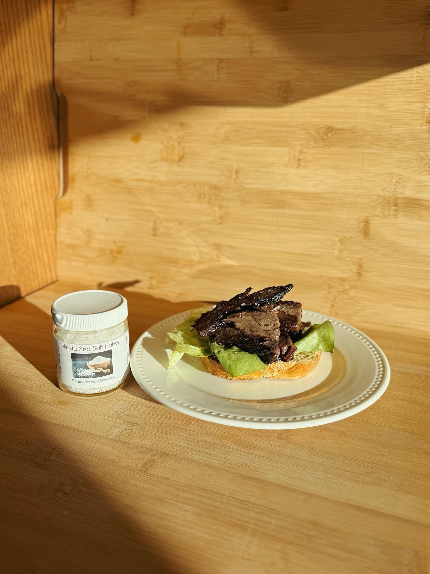 Smoked Brisket, paired with @ravens_nest_farm Butterhead 🥬, finished with @township27inc White Sea Salt Flakes 🤌🏼
A perfect meal - easy and delicious!