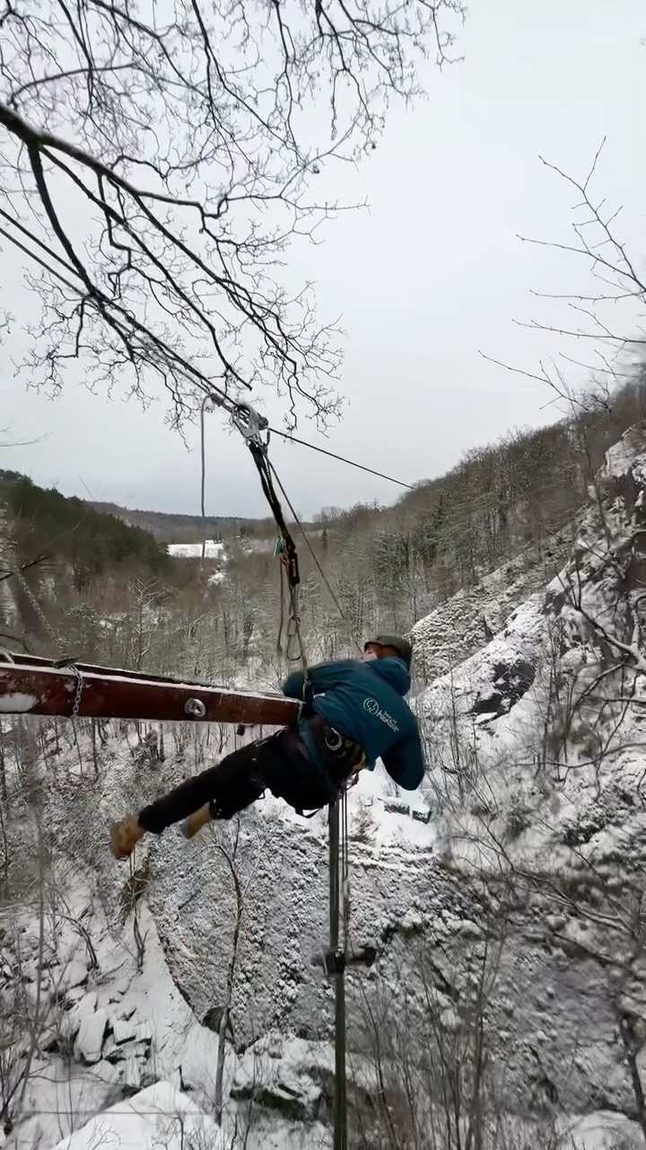 Dit was zeker geen dirty job! Wel een klus die de mannen van @bouwhetavontuur maar al te graag doen: beuken en bungelen op hoogte, op één van de mooiste plekken in de Belgische Ardennen @yourout.be