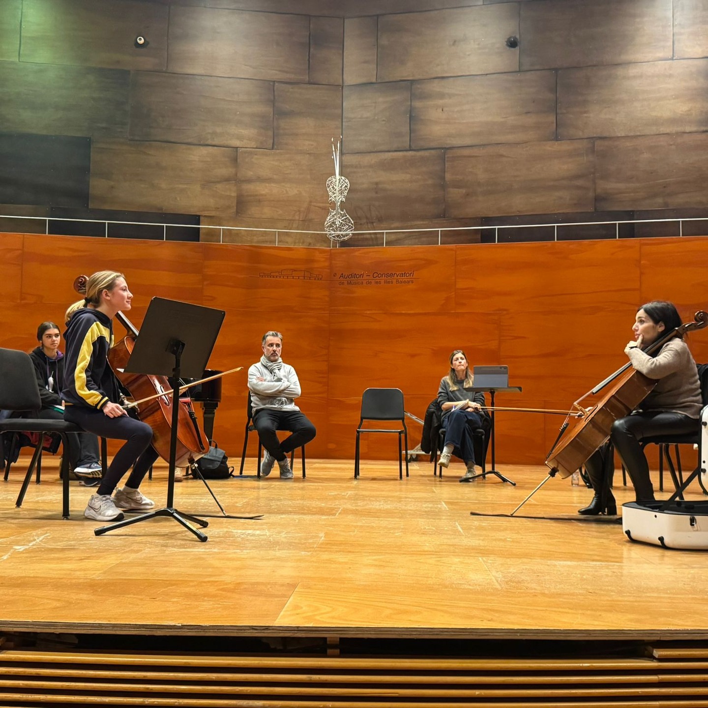 🎻✨ Setmana d’aprenentatge i inspiració ✨🎻
Aquesta setmana hem tengut el privilegi d’aprendre, tant alumnes com professors, dels coneixements i l’experiència de la violoncel·lista i pedagoga María Casado.
Classes individuals, una col·lectiva de violoncels i molta música compartida 🎶💛
Experiències que ens fan créixer i ens recorden per què estimam la música.
--------------------------
🎻✨ Semana de aprendizaje e inspiración ✨🎻
Esta semana hemos disfrutado del privilegio de aprender, alumnos y profesores, de la experiencia y el saber de la violonchelista y pedagoga María Casado.
Clases individuales, una colectiva de violonchelos y mucha música compartida 🎶💛
Momentos que nos hacen crecer y nos recuerdan por qué amamos enseñar y aprender.
#Violoncello #EducaciónMusical #AprenderConMúsica #Masterclass #MúsicaQueInspira #MaríaCasado