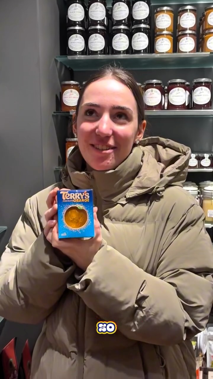 Manchmal muss es gar nicht England sein, denn ein Besuch bei uns reicht. 😉
Für alle, die gerade broke sind und trotzdem ein bisschen British Feeling wollen: Harry’s Chocolate Orange ist pure Kindheits-Nostalgie. 🍊🍫
Ein Stück England to go – mitten in Hamburg Ottensen. 🇬🇧✨
Ottenser Hauptstraße 46, 22765 Hamburg✨
#EatonPlaceHamburg #Ottensen #BritishShop #TasteOfEngland #ChocolateOrange #HarrysChocolateOrange #BritishSnacks #HamburgFood #BrokeButHappy #NostalgieSnack #EnglandFeeling #BritishTreats #BritishVibes #SupportLocal #HamburgEats