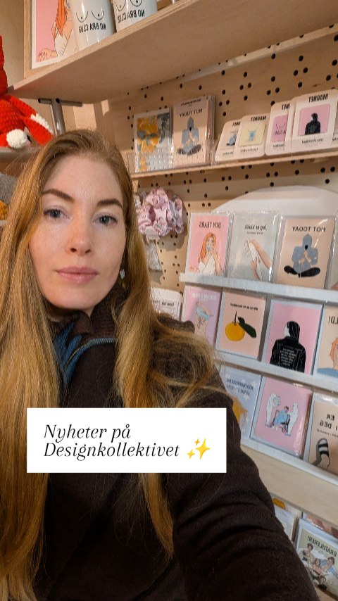 Trosset det dårlige været og fikk omsider ryddet i hylla mi på @design.kollektivet ✨
Brakk nesten lårhalsen, men hva gjør vel det så lenge det nå er nyheter i butikken?
Nå kan du finne kort for en hver anledning, magneter, bokmerker og mer.
Det var gøy å se at nesten alle julekortene var utsolgt! 😍