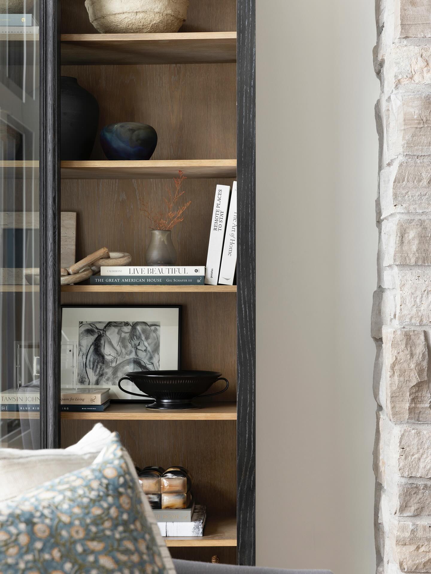 It’s the small pieces that make a space feel complete. Every object, every layer, every detail is where a house becomes a home. #projectacreageinthepines
Build: @divinecustomhomes
Design: Haven Design Collective
Photography: @spacecrafting_photography