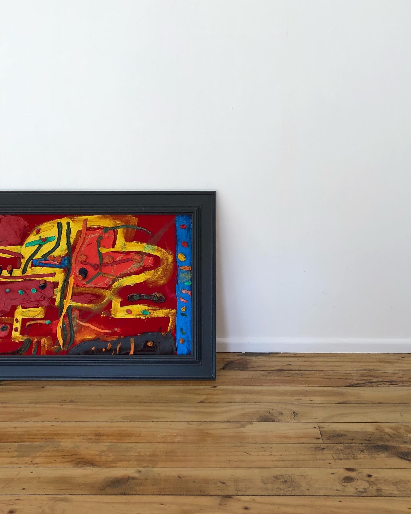 So grateful to be surrounded by vibrant artwork from multiple family members, including this piece by my late uncle, Julian Dashper (Small oil on velvet, 1980s) ❤️