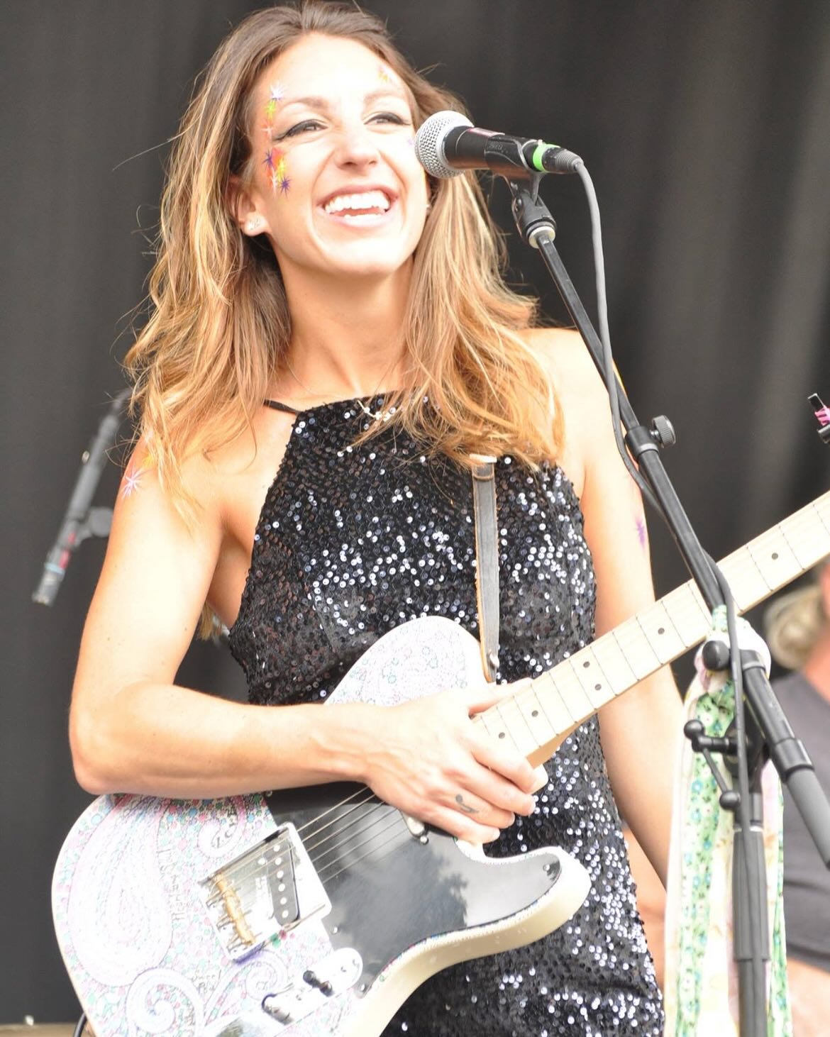 2016/2026…
got on the cover of a magazine
Anthony joined JNB
sat in with Jimmy Hall and at Jones Beach
hula hooped
recorded and released “Inches from the Sun”
toured
outran a hurricane
became David Bowie
played Fantasy Fest in Key West
made a music video
got a letter from the Senator
played outside…
and got made into art
did a fashion show
played so many shows
and it was just the beginning
#grateful #2016 #music #musiclife #singer #songwriter #musician #jnb #jessnovakband #pop #rock #soul #love #daretobegin @jessnovakband